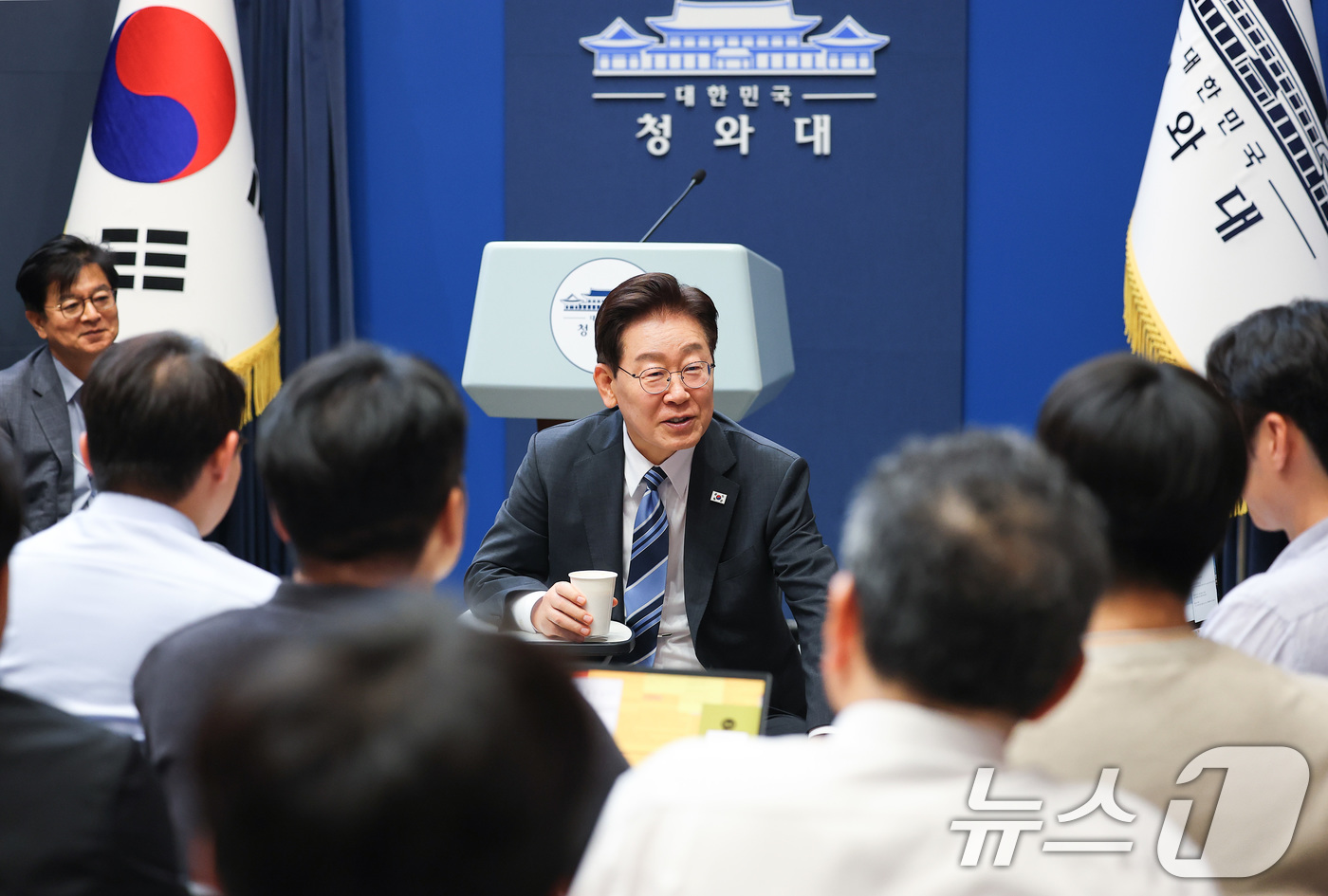 (서울=뉴스1) 허경 기자 = 이재명 대통령이 15일 청와대 춘추관에서 기자간담회를 하고 있다. (청와대통신사진기자단) 2026.7.15/뉴스1