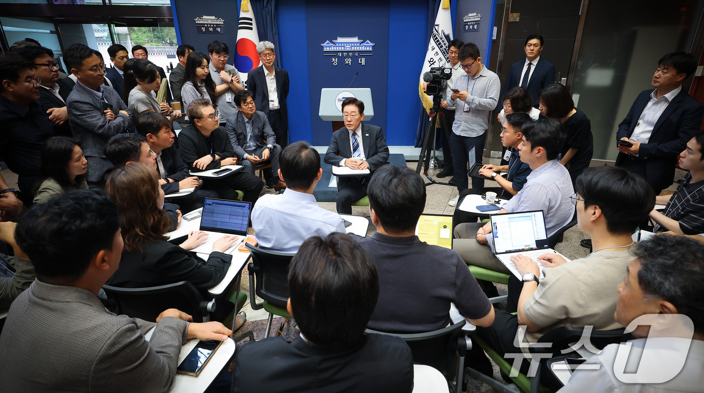 (서울=뉴스1) 허경 기자 = 이재명 대통령이 15일 청와대 춘추관에서 기자간담회를 하고 있다. (청와대통신사진기자단) 2026.7.15/뉴스1