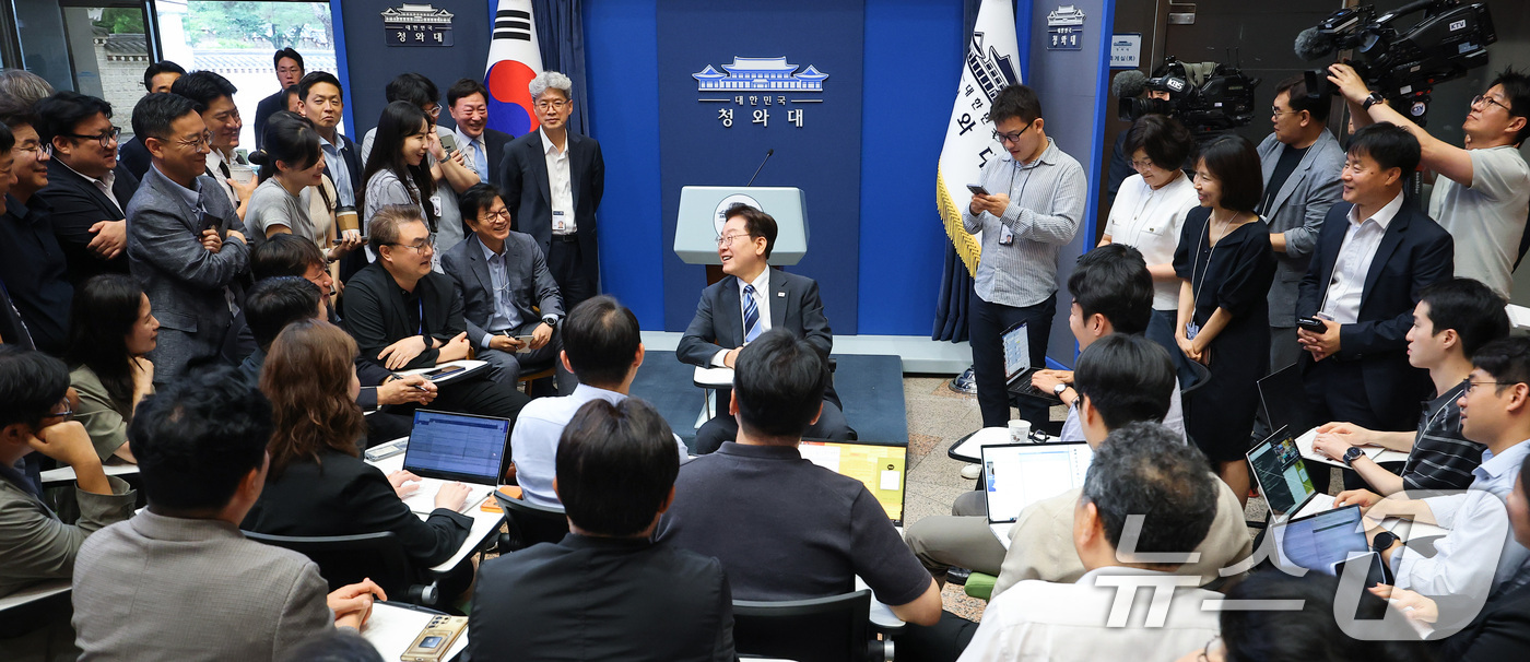 (서울=뉴스1) 허경 기자 = 이재명 대통령이 15일 청와대 춘추관에서 기자간담회를 하고 있다. (청와대통신사진기자단) 2026.7.15/뉴스1