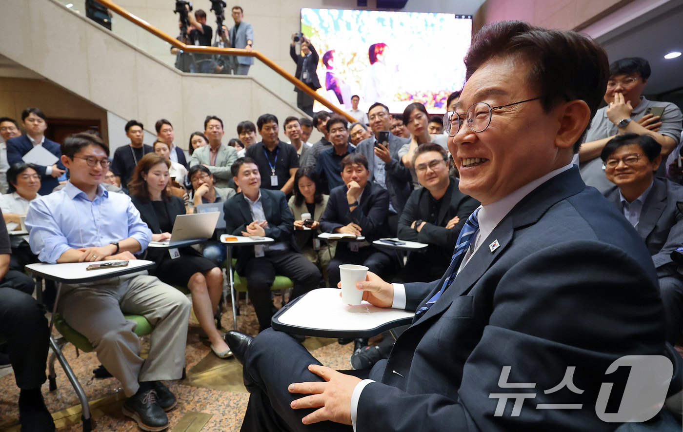 (서울=뉴스1) 허경 기자 = 이재명 대통령이 15일 청와대 춘추관에서 기자간담회를 하고 있다. (청와대통신사진기자단) 2026.7.15/뉴스1