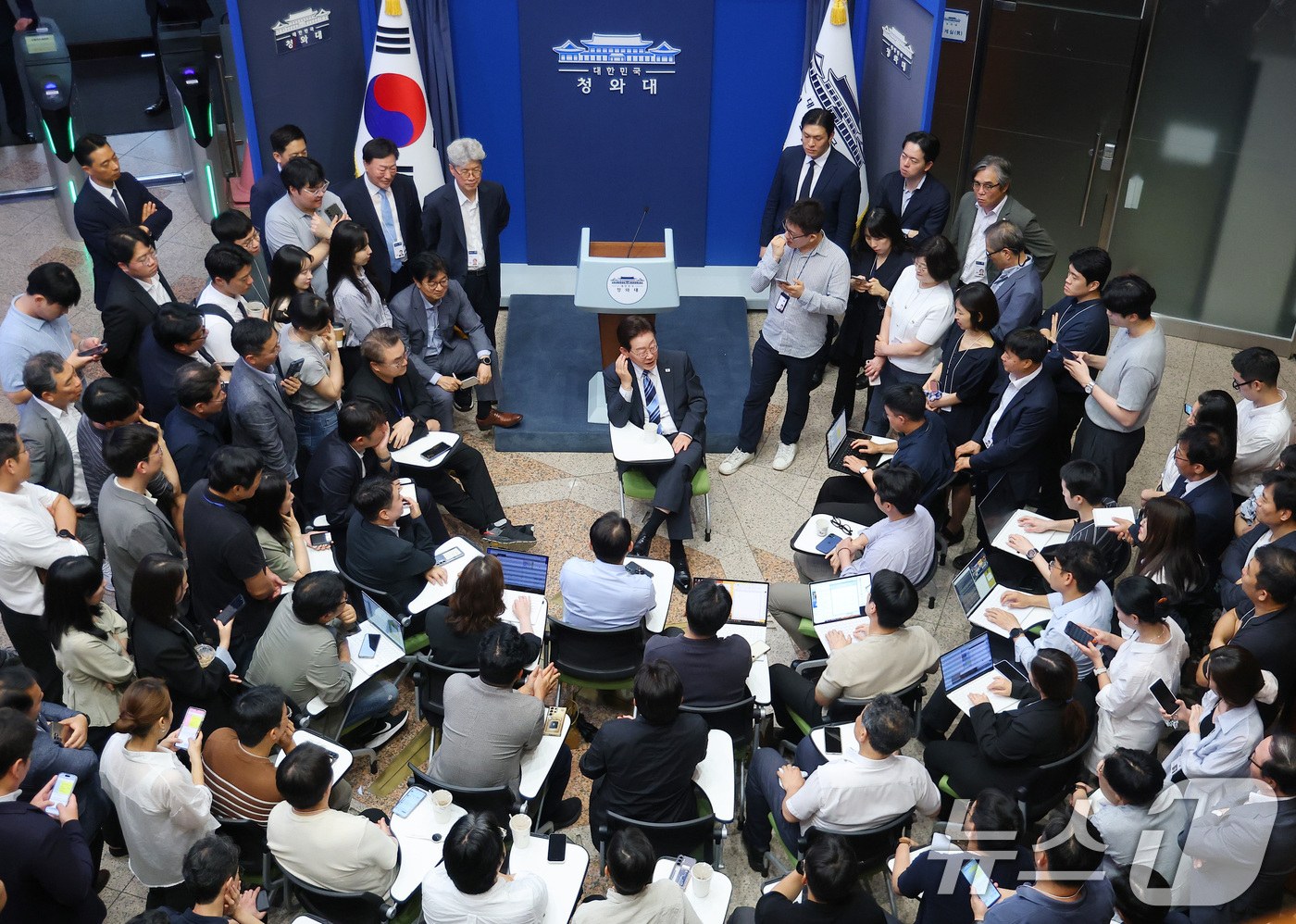 (서울=뉴스1) 허경 기자 = 이재명 대통령이 15일 청와대 춘추관에서 기자간담회를 하고 있다. (청와대통신사진기자단) 2026.7.15/뉴스1