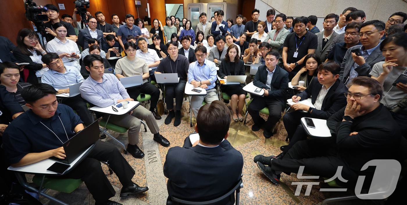 (서울=뉴스1) 허경 기자 = 이재명 대통령이 15일 청와대 춘추관에서 기자간담회를 하고 있다. (청와대통신사진기자단) 2026.7.15/뉴스1