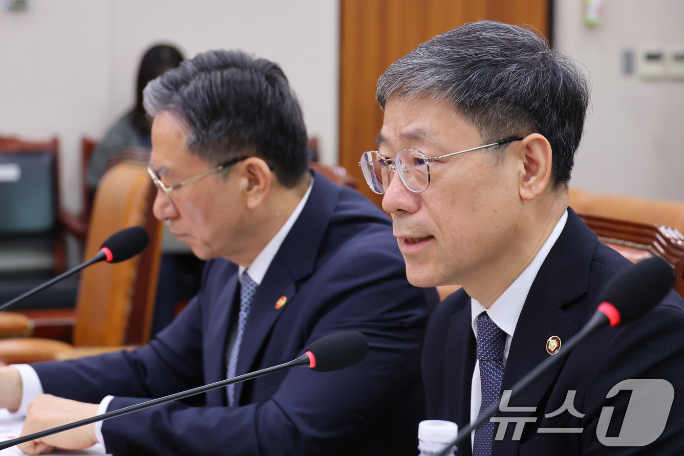 (서울=뉴스1) 신웅수 기자 = 노경필 신임 법원행정처장이 15일 서울 여의도 국회에서 열린 법제사법위원회 전체회의에서 의원 질의에 답변하고 있다. 2026.7.15/뉴스1