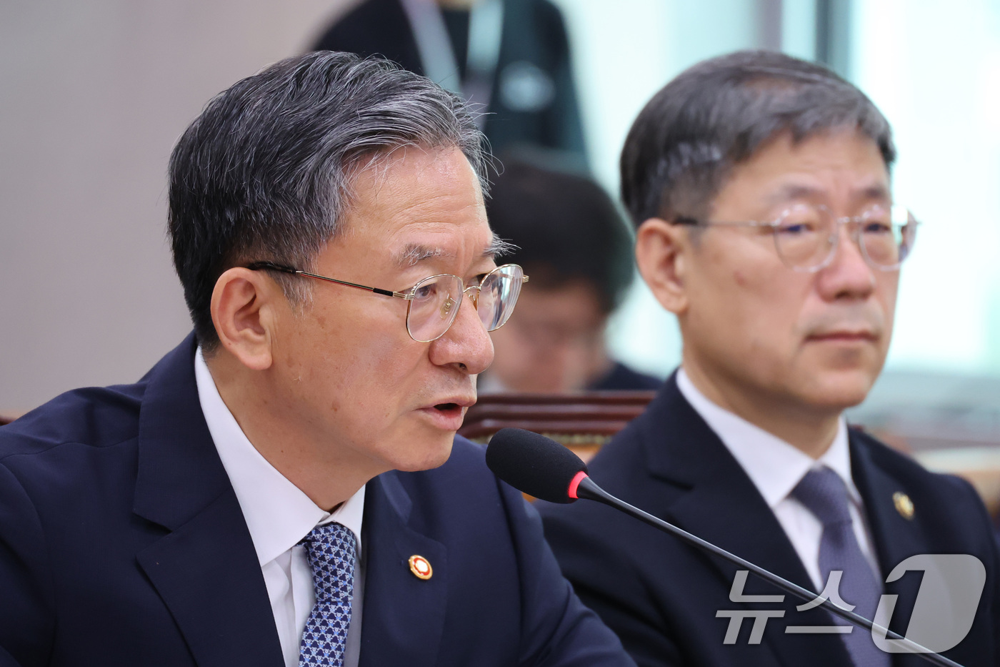 (서울=뉴스1) 신웅수 기자 = 정성호 법무부 장관이 15일 서울 여의도 국회에서 열린 법제사법위원회 전체회의에서 의원 질의에 답변하고 있다. 2026.7.15/뉴스1