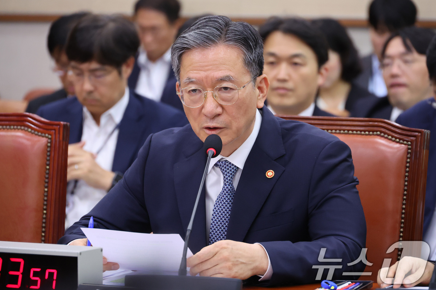 (서울=뉴스1) 신웅수 기자 = 정성호 법무부 장관이 15일 서울 여의도 국회에서 열린 법제사법위원회 전체회의에서 의원 질의에 답변하고 있다. 2026.7.15/뉴스1