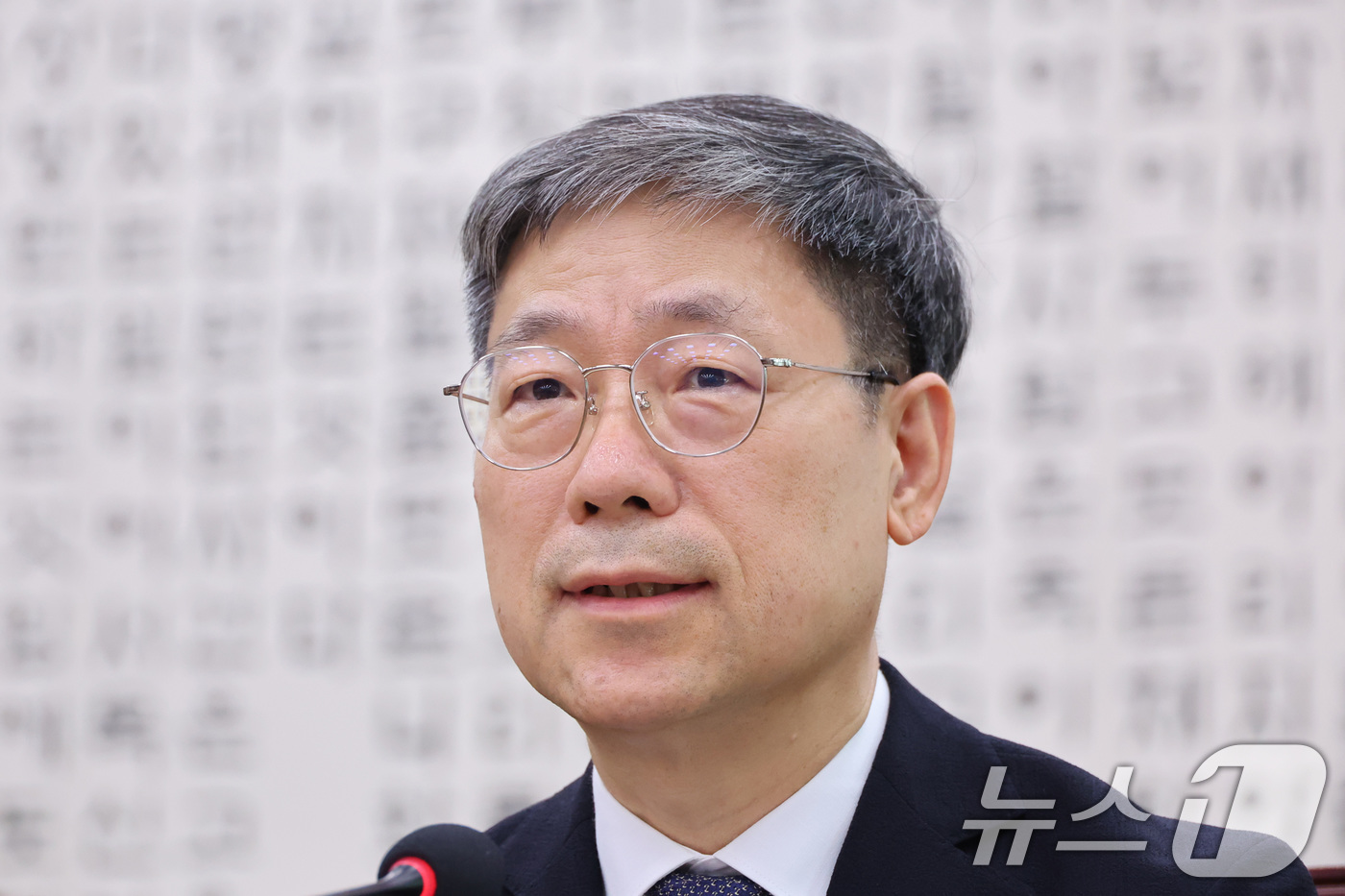 (서울=뉴스1) 신웅수 기자 = 노경필 신임 법원행정처장이 15일 서울 여의도 국회에서 열린 법제사법위원회 전체회의에서 의원 질의에 답변하고 있다. 2026.7.15/뉴스1