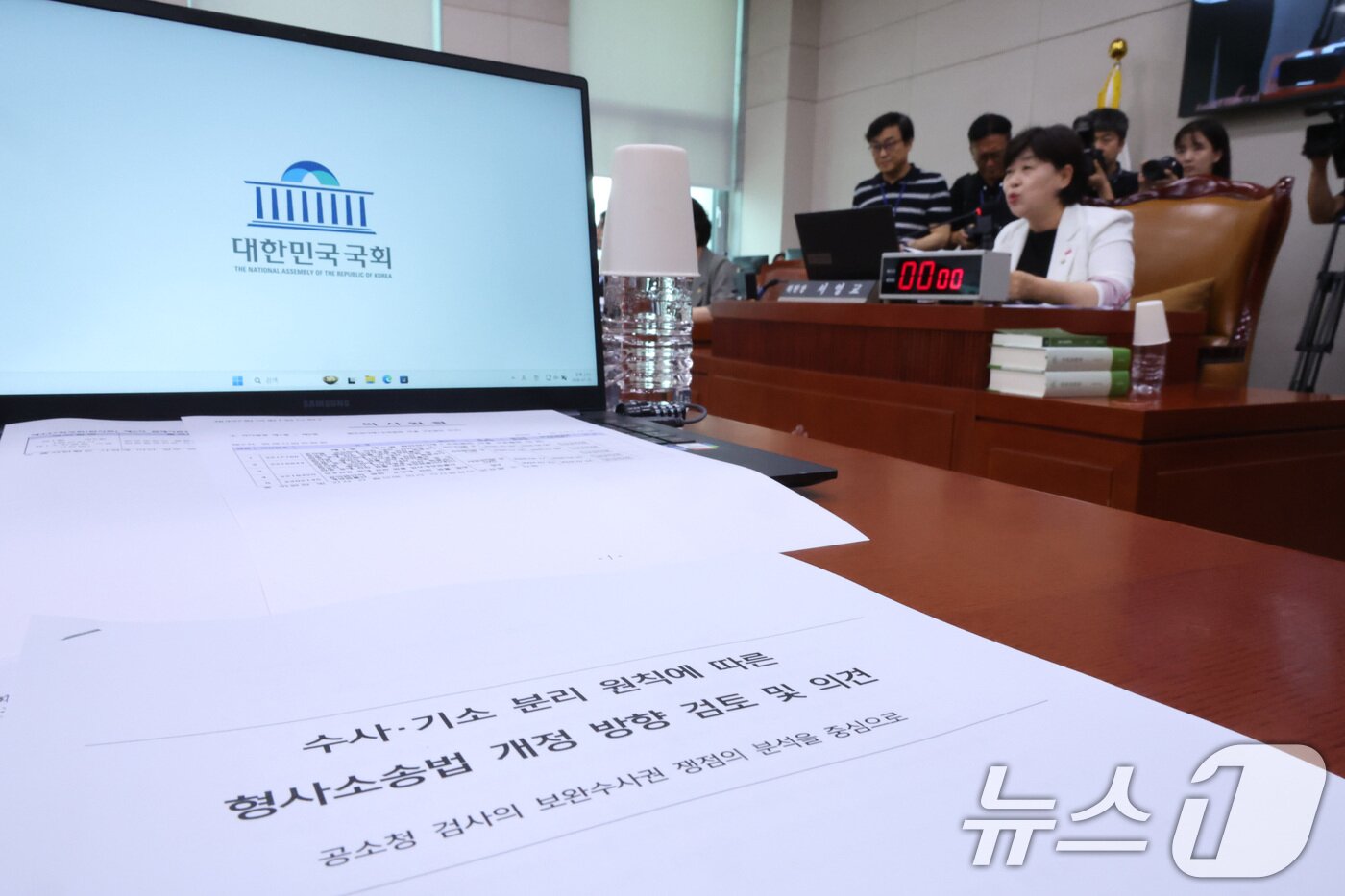 본문 이미지 - 15일 서울 여의도 국회에서 열린 법제사법위원회 전체회의에 형사소송법 개정안에 대한 검토 의견서가 놓여져 있다. 2026.7.15 ⓒ 뉴스1 신웅수 기자