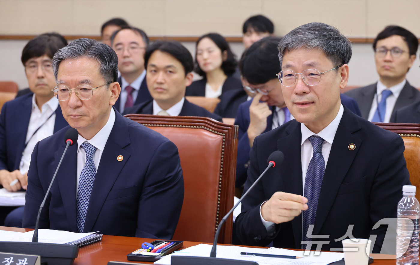 (서울=뉴스1) 신웅수 기자 = 노경필 신임 법원행정처장이 15일 서울 여의도 국회에서 열린 법제사법위원회 전체회의에서 의원 질의에 답변하고 있다. 2026.7.15/뉴스1