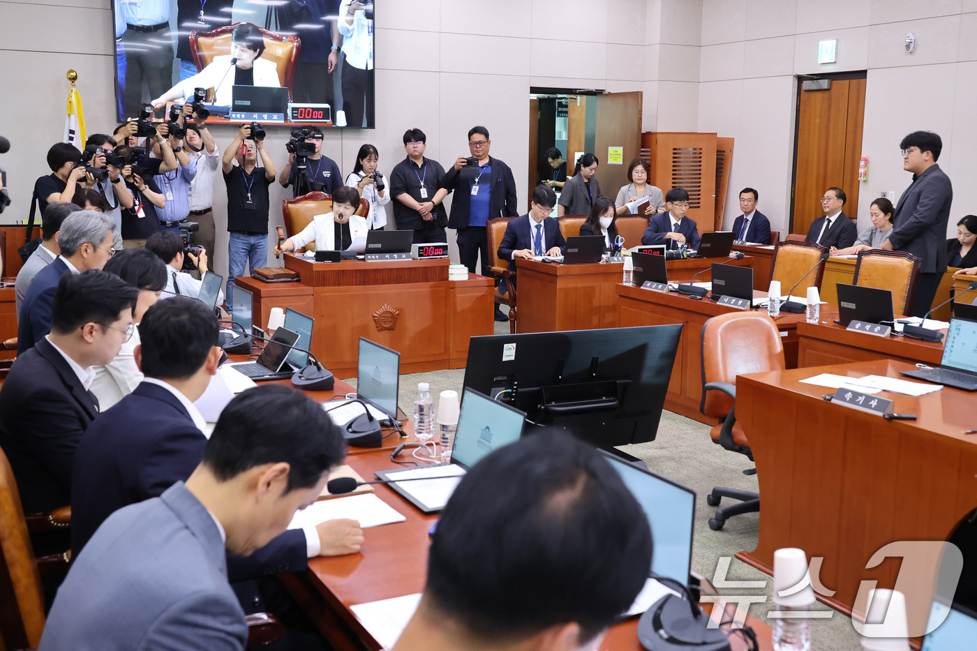 (서울=뉴스1) 신웅수 기자 = 서영교 위원장이 15일 서울 여의도 국회에서 열린 법제사법위원회 전체회의에서 의사봉을 두드리고 있다. 2026.7.15/뉴스1
