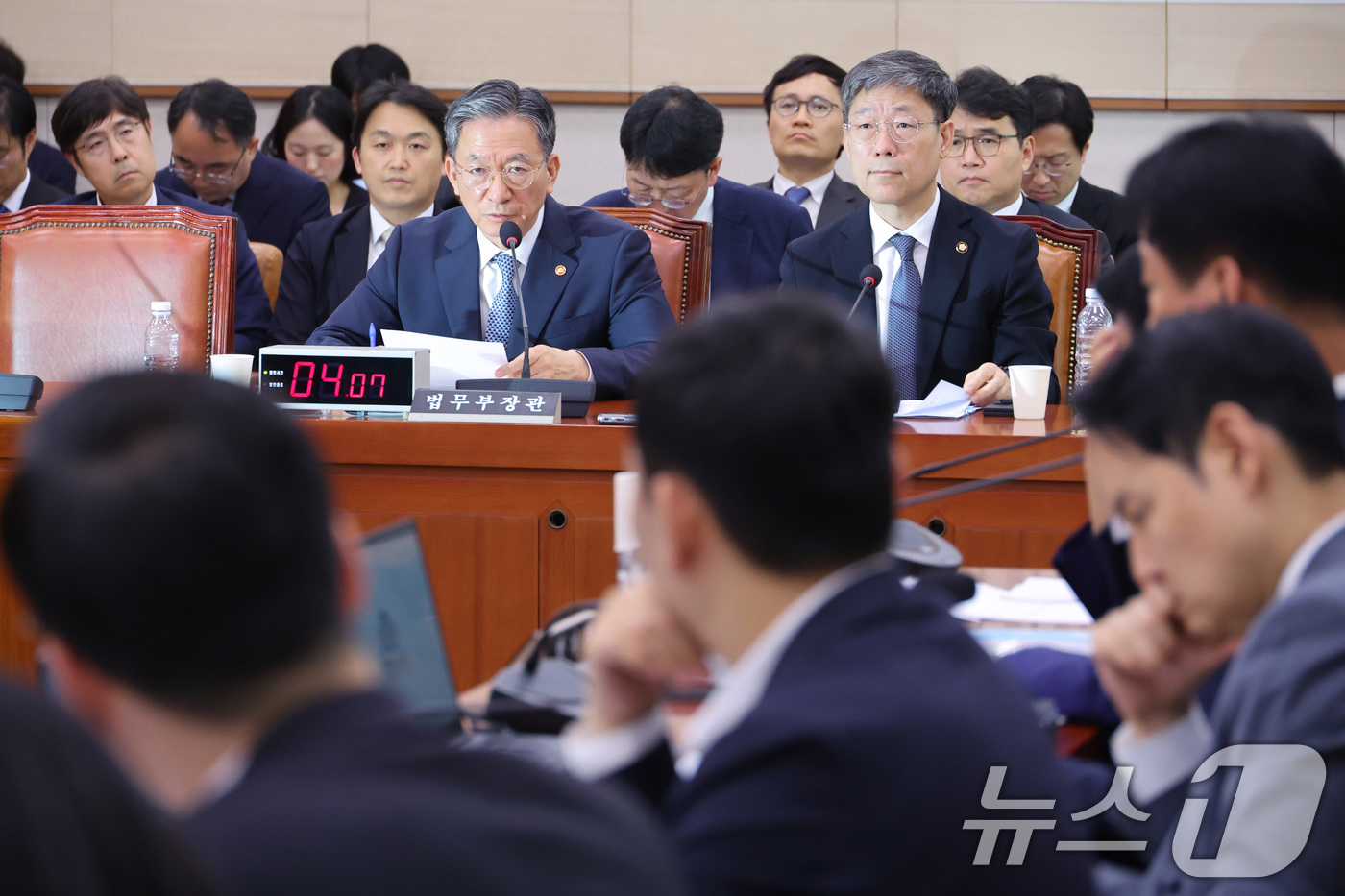 (서울=뉴스1) 신웅수 기자 = 정성호 법무부 장관과 노경필 법원행정처장이 15일 서울 여의도 국회에서 열린 법제사법위원회 전체회의에서 의원 질의에 답변하고 있다. 2026.7.1 …