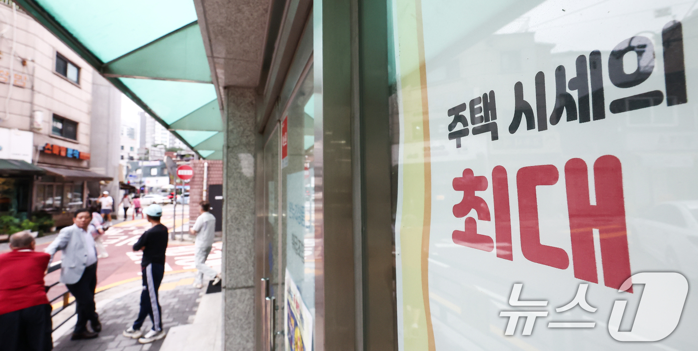 (서울=뉴스1) 김민지 기자 = 한국은행의 기준금리 결정을 하루 앞둔 15일 서울 시내 은행에 주택담보대출 현수막이 걸려 있다.이날 한은이 제출한 '금리 변동에 따른 주담대 이자부 …