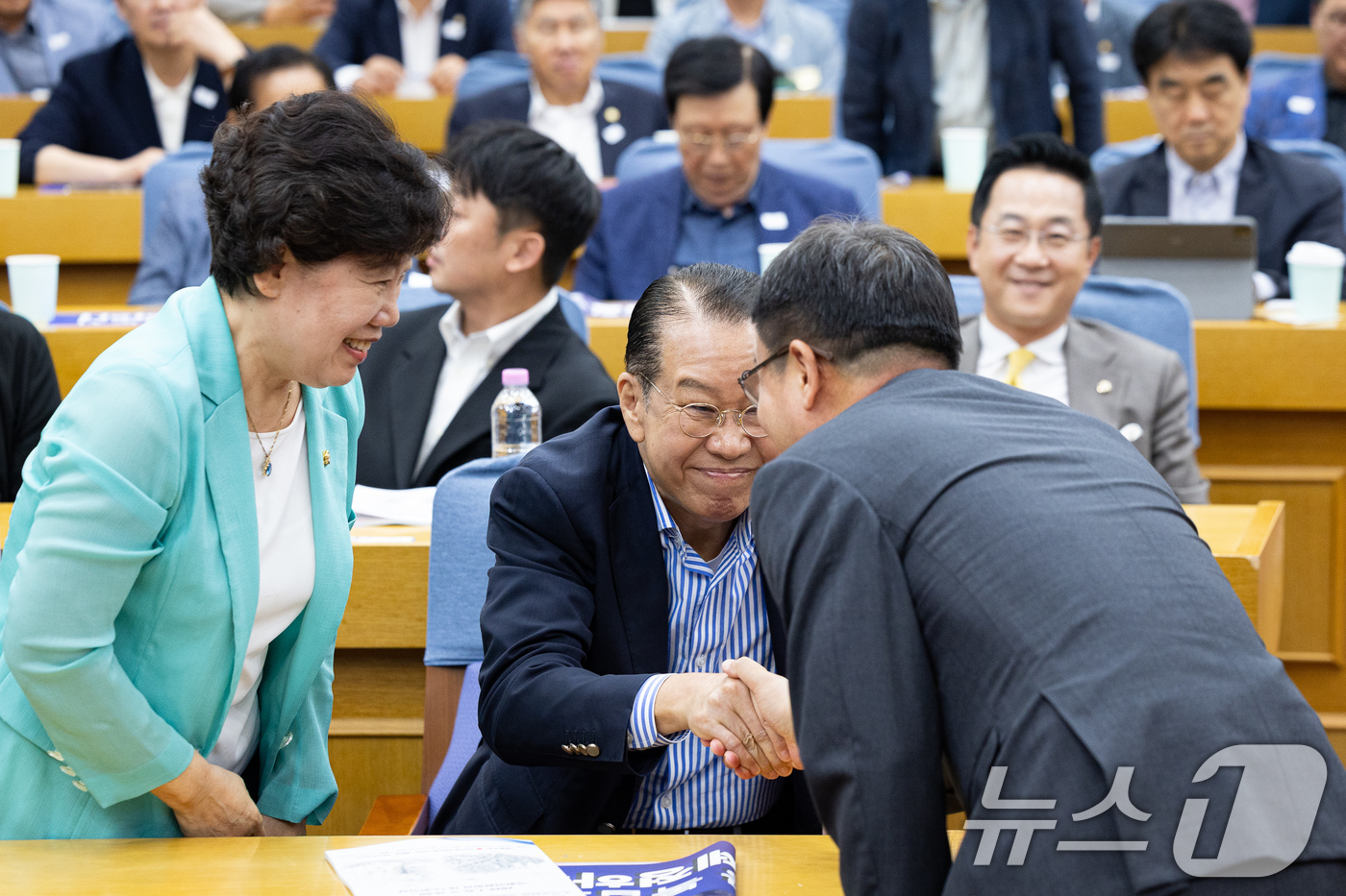 (서울=뉴스1) 유승관 기자 = 한병도 더불어민주당 당대표 직무대행 겸 원내대표가 15일 서울 여의도 국회 의원회관에서 열린 '영·호남 우주항공 상생동맹' K-우주항공, 복합도시건 …