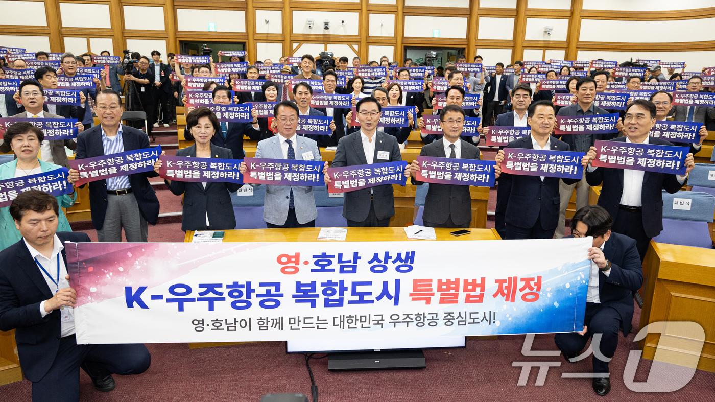(서울=뉴스1) 유승관 기자 = 더불어민주당 문금주 의원과 한병도 당대표 직무대행 겸 원내대표, 국민의힘 서천호 의원을 비롯한 여야 의원 및 참석자들이 15일 서울 여의도 국회 의 …