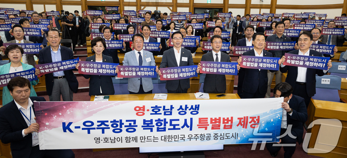 (서울=뉴스1) 유승관 기자 = 더불어민주당 문금주 의원과 한병도 당대표 직무대행 겸 원내대표, 국민의힘 서천호 의원을 비롯한 여야 의원 및 참석자들이 15일 서울 여의도 국회 의 …