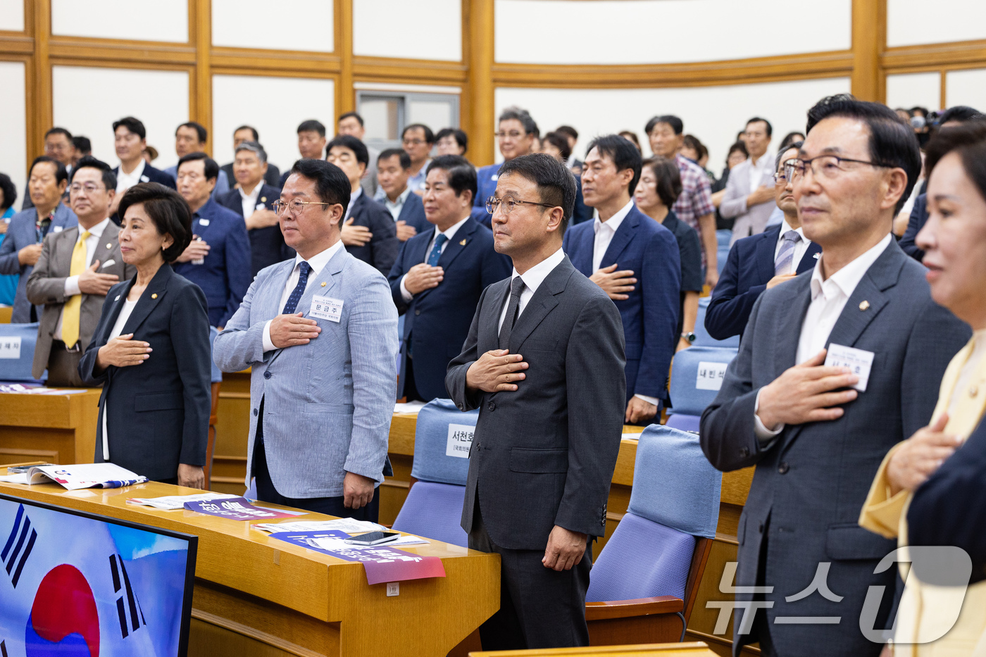 (서울=뉴스1) 유승관 기자 = 한병도 더불어민주당 당대표 직무대행 겸 원내대표를 비롯한 여야 의원 및 참석자들이 15일 서울 여의도 국회 의원회관에서 열린 '영·호남 우주항공 상 …