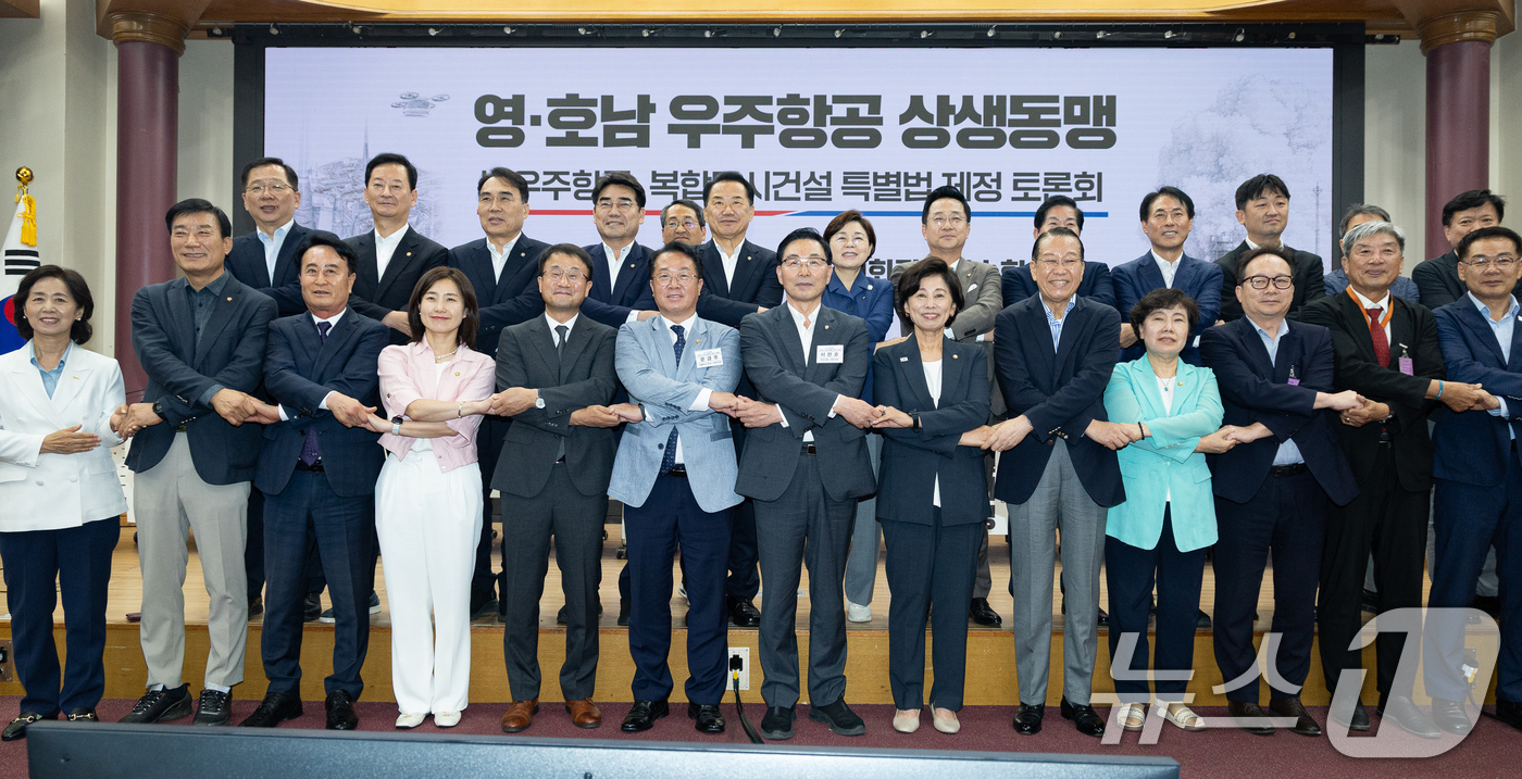 (서울=뉴스1) 유승관 기자 = 더불어민주당 문금주 의원과 한병도 당대표 직무대행 겸 원내대표, 국민의힘 서천호 의원을 비롯한 여야 의원 및 참석자들이 15일 서울 여의도 국회 의 …
