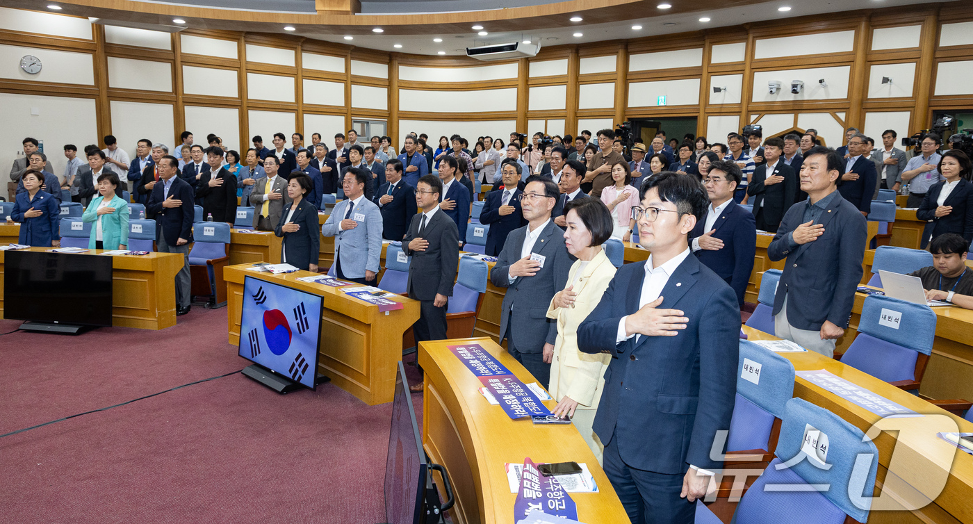(서울=뉴스1) 유승관 기자 = 한병도 더불어민주당 당대표 직무대행 겸 원내대표를 비롯한 여야 의원 및 참석자들이 15일 서울 여의도 국회 의원회관에서 열린 '영·호남 우주항공 상 …