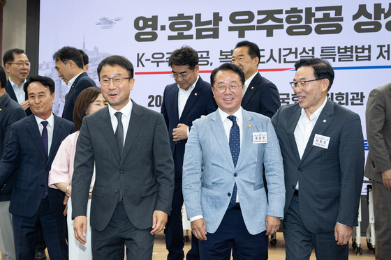 미소 짓는 여야 의원들