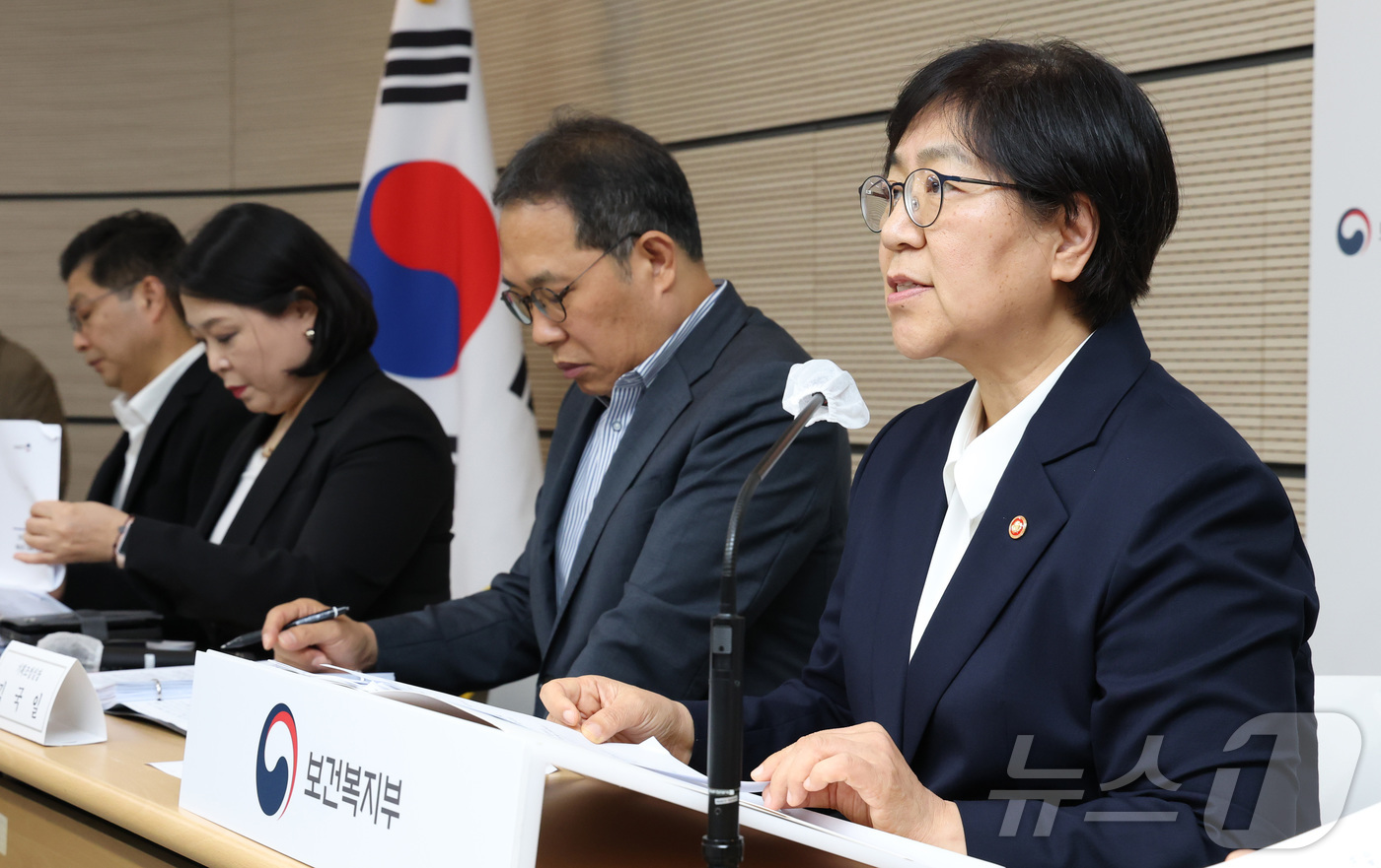 (세종=뉴스1) 김기남 기자 = 정은경 보건복지부장관이 지난 15일 세종시 정부세종청사에서 2026년 하반기 보건복지부 업무보고 내용에 대한 브리핑을 하고 있다. 2026.7.16 …