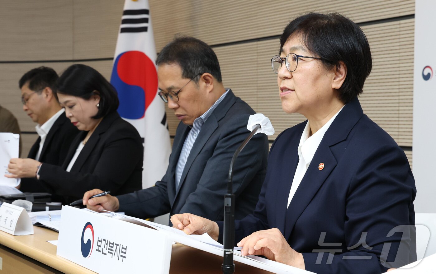 본문 이미지 - 정은경 보건복지부장관이 지난 15일 세종시 정부세종청사에서 2026년 하반기 보건복지부 업무보고 내용에 대한 브리핑을 하고 있다. 2026.7.16 ⓒ 뉴스1 김기남 기자