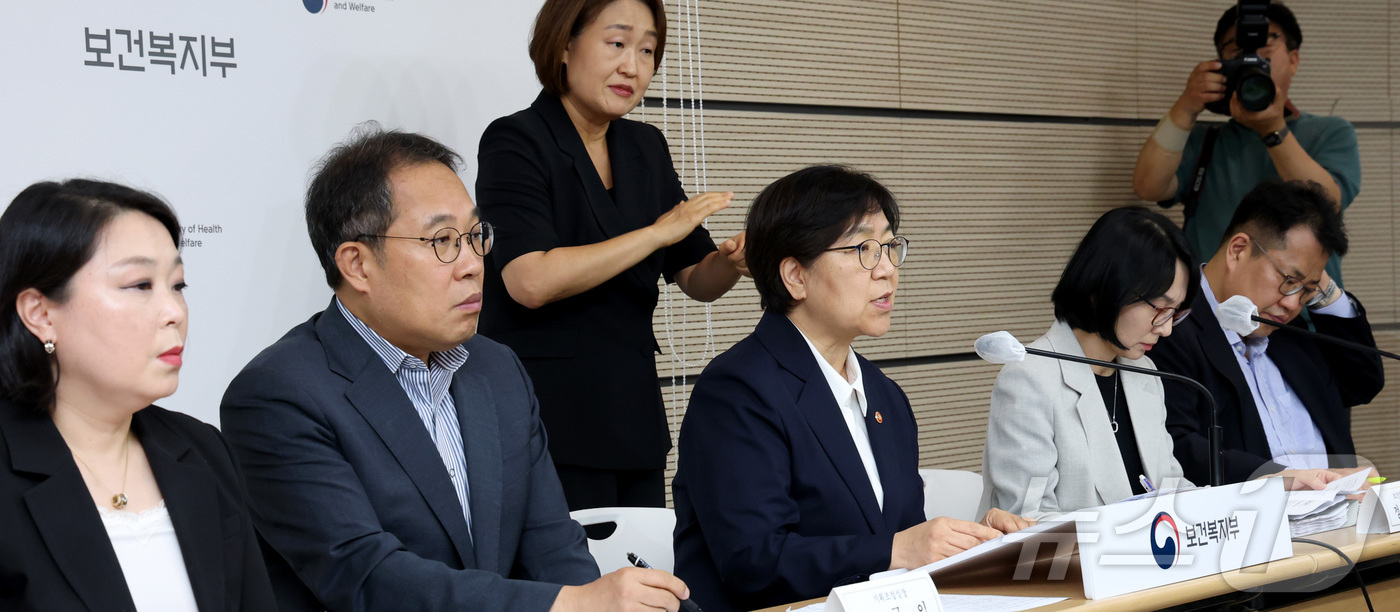 (세종=뉴스1) 김기남 기자 = 정은경 보건복지부장관이 지난 15일 세종시 정부세종청사에서 2026년 하반기 보건복지부 업무보고 내용에 대한 브리핑을 하고 있다. 2026.7.16 …