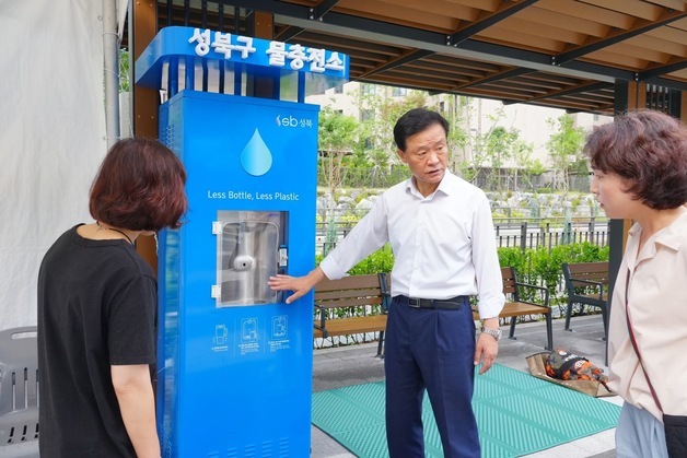 "텀블러에 시원한 물 한잔"…성북구, 어린이 물놀이터 3곳에 물 충전소