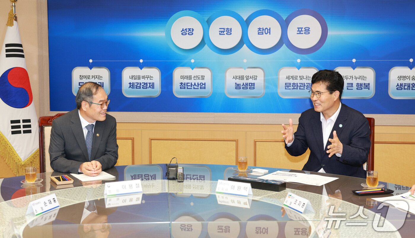 본문 이미지 - 15일 전북도청 회의실에서 전북 전주 방산혁신클러스터 사업 업무협약식이 개최된 가운데 이원택 도지사(오른쪽)와 이용철 방위사업청장(왼쪽)이 이야기를 나누고 있다.(전북도 제공. 재판매 및 DB금지)/뉴스1 