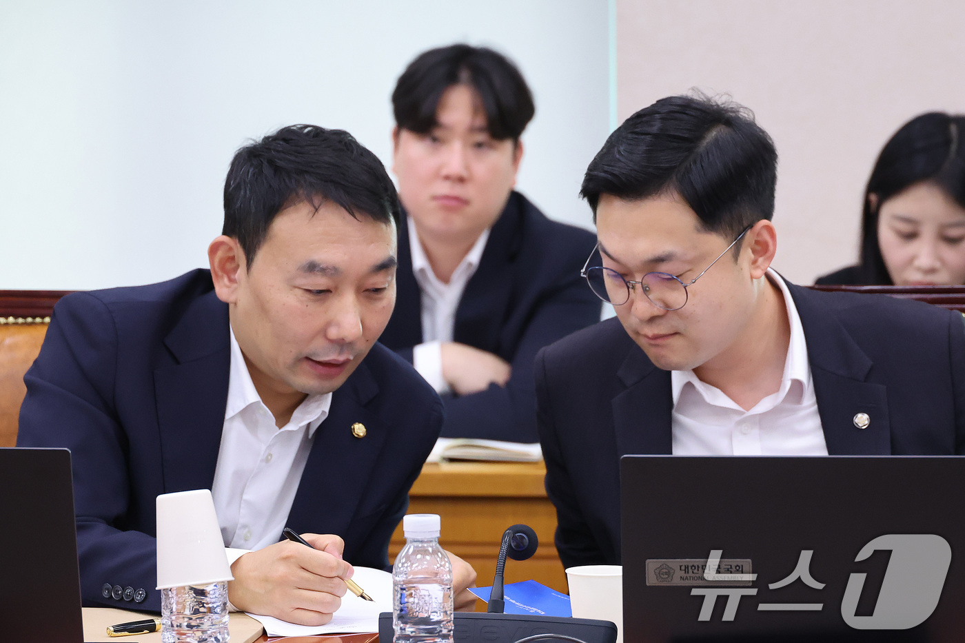(서울=뉴스1) 신웅수 기자 = 김용민, 김동아 더불어민주당 의원이 15일 서울 여의도 국회에서 열린 법제사법위원회 전체회의에서 대화하고 있다. 2026.7.15/뉴스1