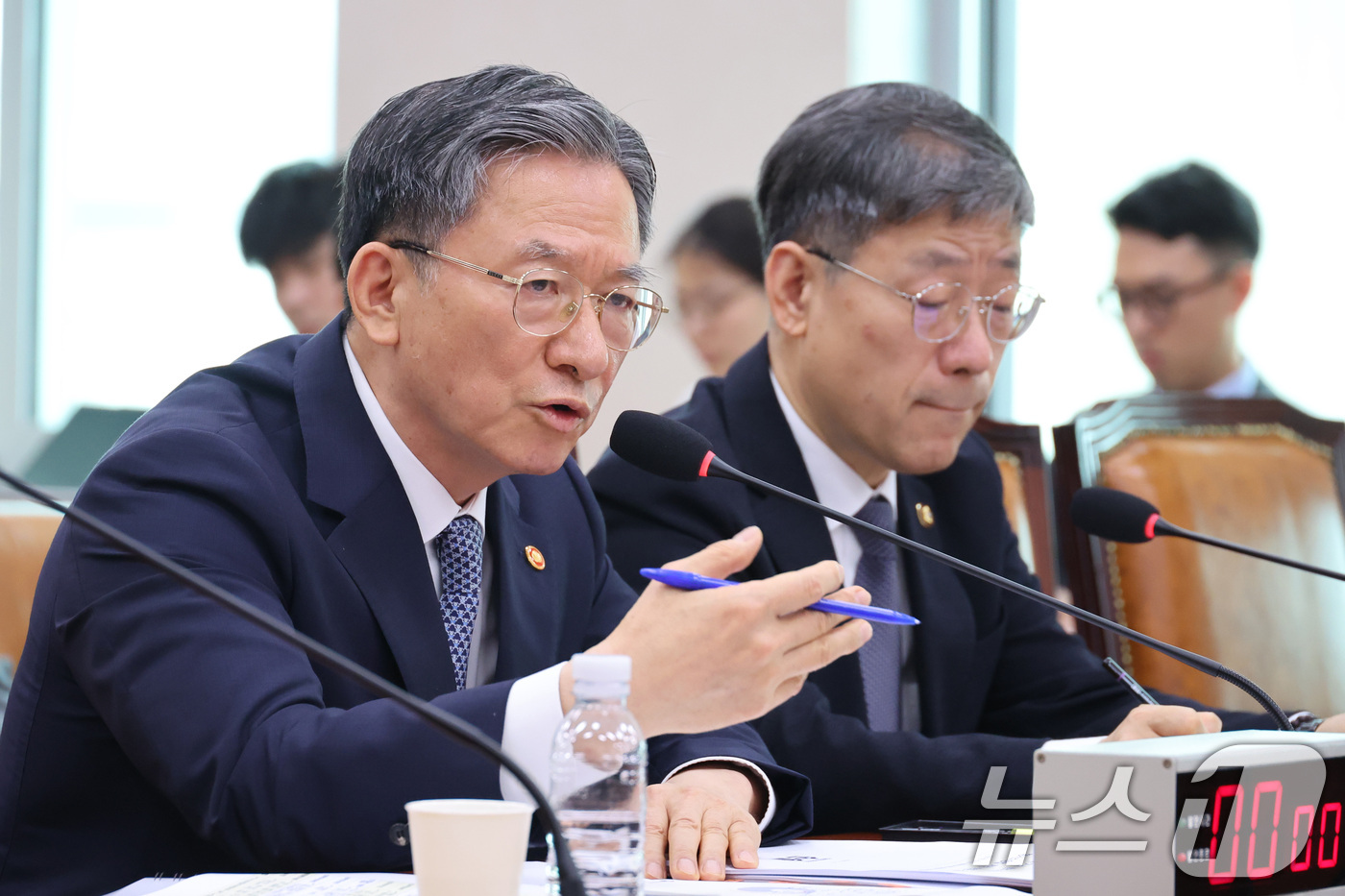 (서울=뉴스1) 신웅수 기자 = 정성호 법무부 장관이 15일 서울 여의도 국회에서 열린 법제사법위원회 전체회의에서 의원 질의에 답변하고 있다. 2026.7.15/뉴스1