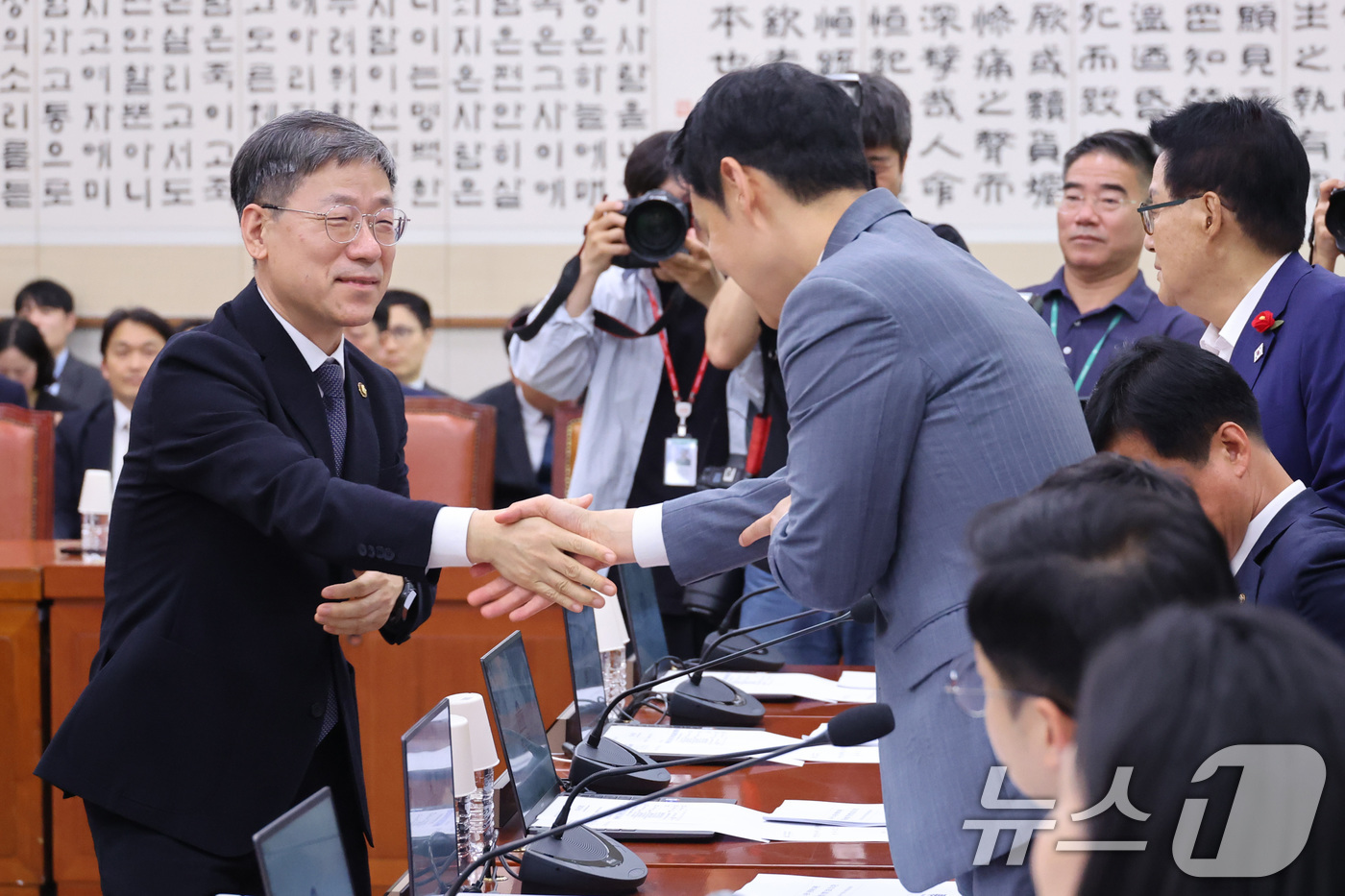 (서울=뉴스1) 신웅수 기자 = 노경필 신임 법원행정처장이 15일 서울 여의도 국회에서 열린 법제사법위원회 전체회의에서 의원들과 인사하고 있다. 2026.7.15/뉴스1