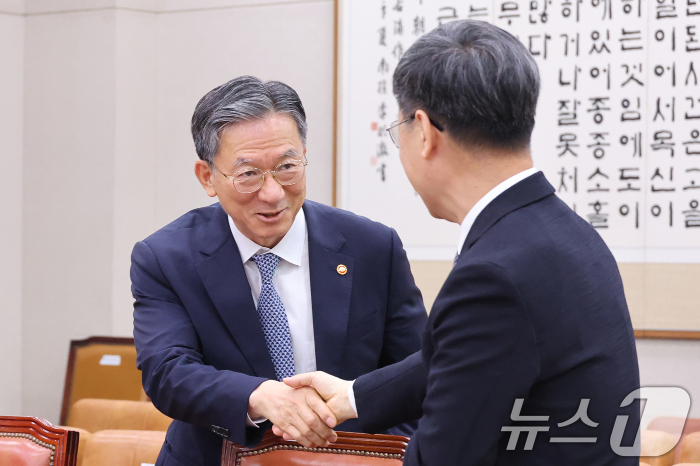 (서울=뉴스1) 신웅수 기자 = 정성호 법무부 장관과 노경필 신임 법원행정처장이 15일 서울 여의도 국회에서 열린 법제사법위원회 전체회의에서 인사하고 있다. 2026.7.15/뉴스 …