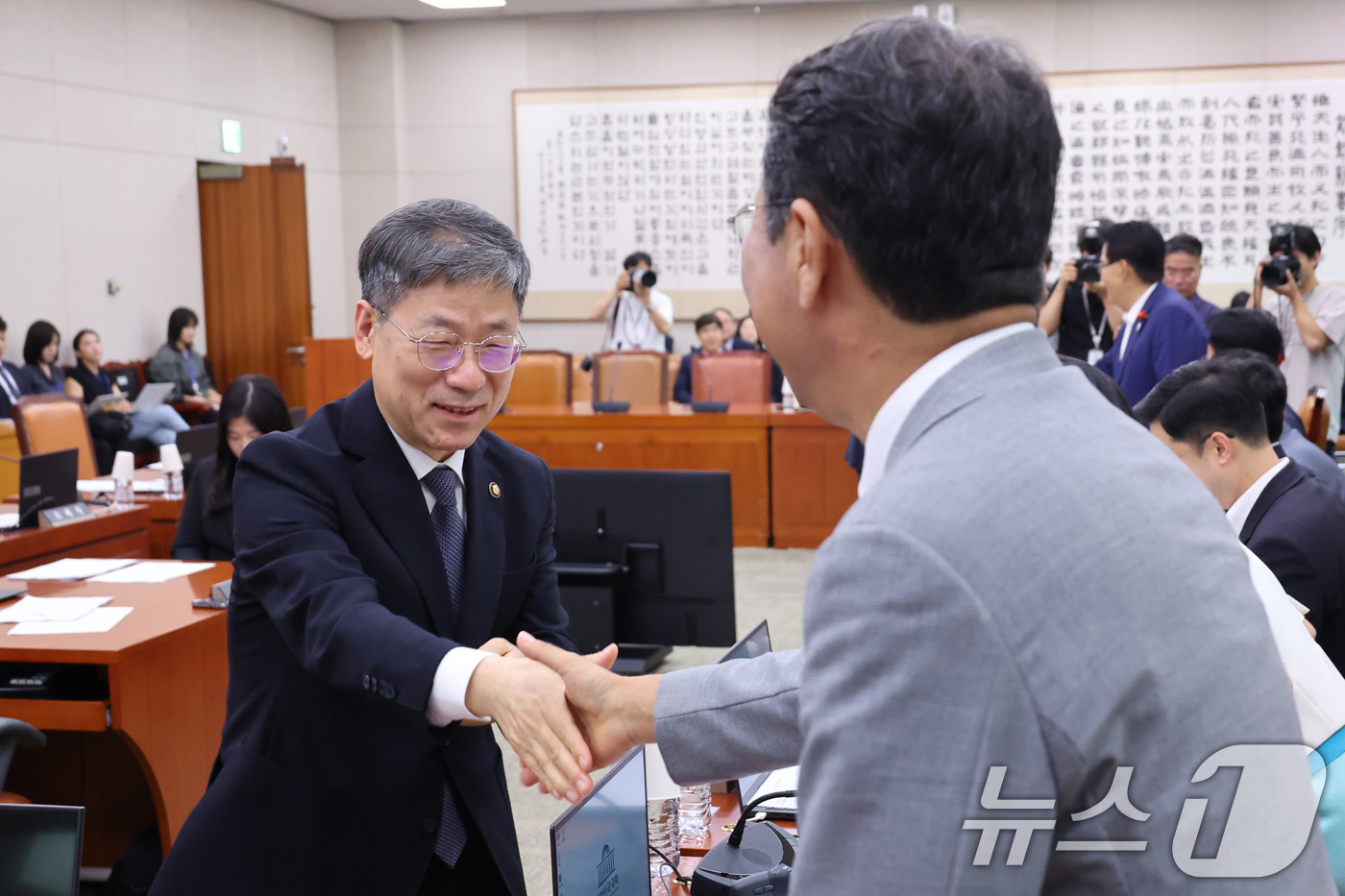 (서울=뉴스1) 신웅수 기자 = 노경필 신임 법원행정처장이 15일 서울 여의도 국회에서 열린 법제사법위원회 전체회의에서 의원들과 인사하고 있다. 2026.7.15/뉴스1
