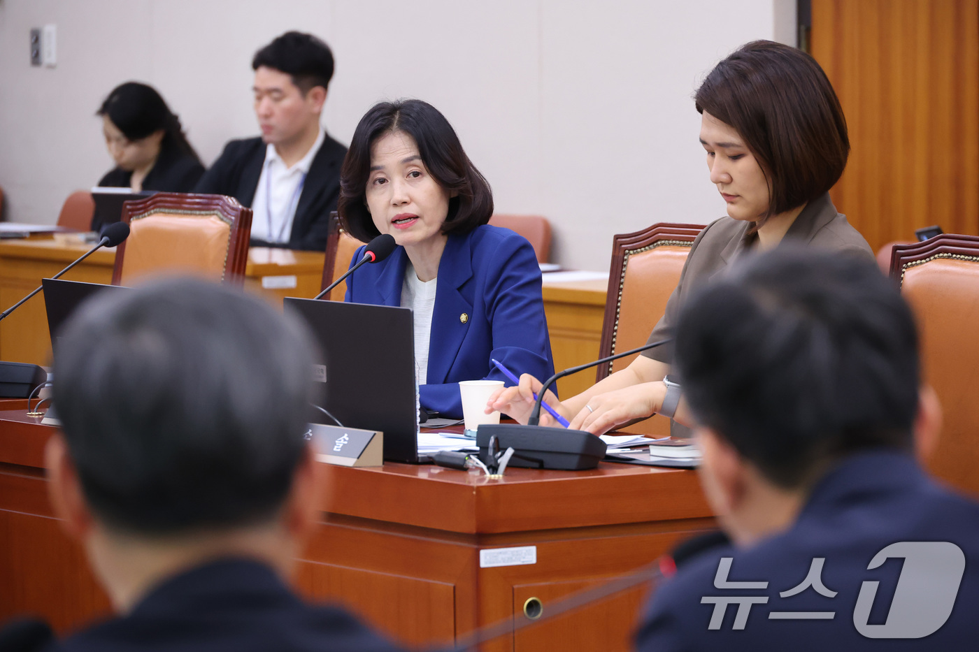 (서울=뉴스1) 신웅수 기자 = 박은정 조국혁신당 의원이 15일 서울 여의도 국회에서 열린 법제사법위원회 전체회의에서 정성호 법무부 장관에게 질의하고 있다. 2026.7.15/뉴스 …