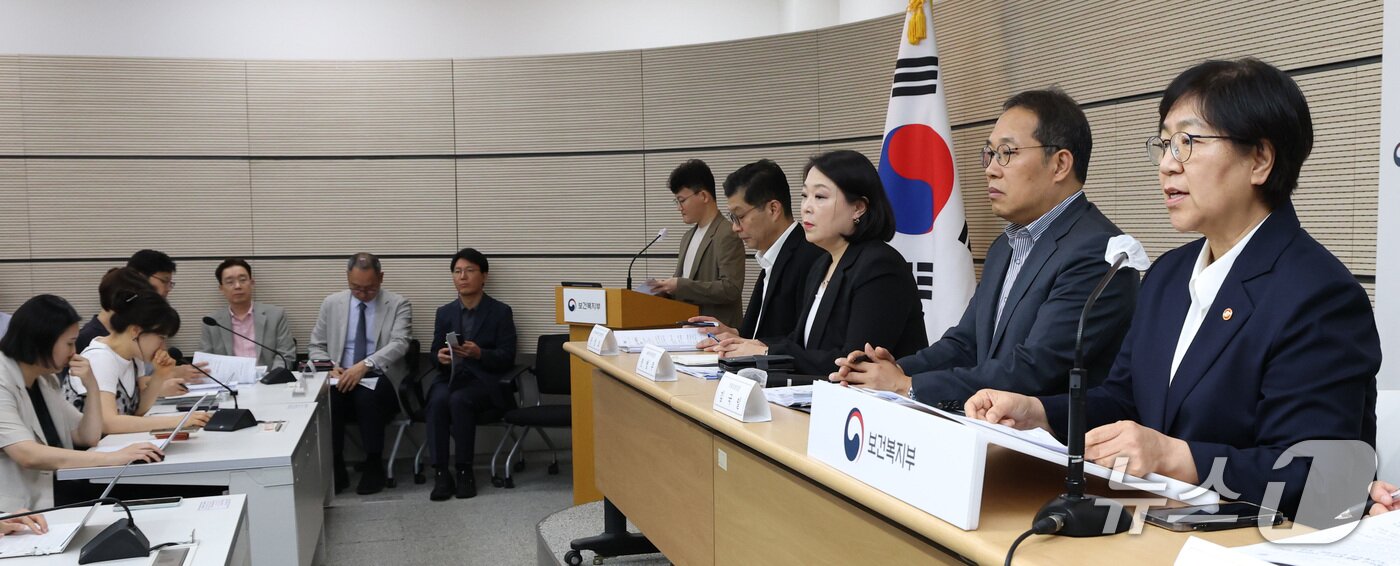 본문 이미지 - 정은경 보건복지부장관이 지난 15일 세종시 정부세종청사에서 2026년 하반기 보건복지부 업무보고 내용에 대한 브리핑을 하고 있다. 2026.7.16/뉴스1