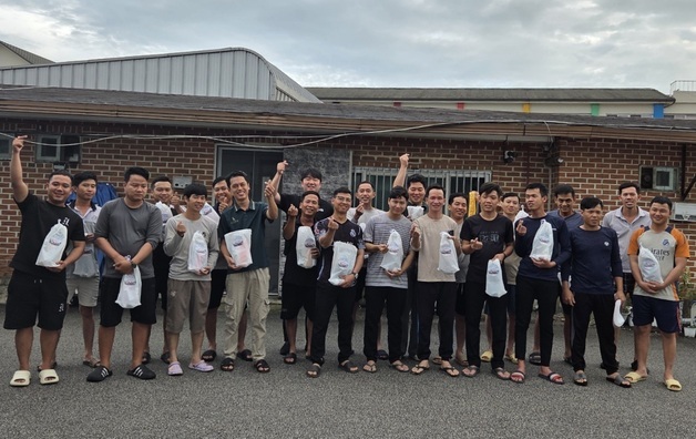 강원농협·강원도, 외국인 계절근로자 혹서기 물품지원