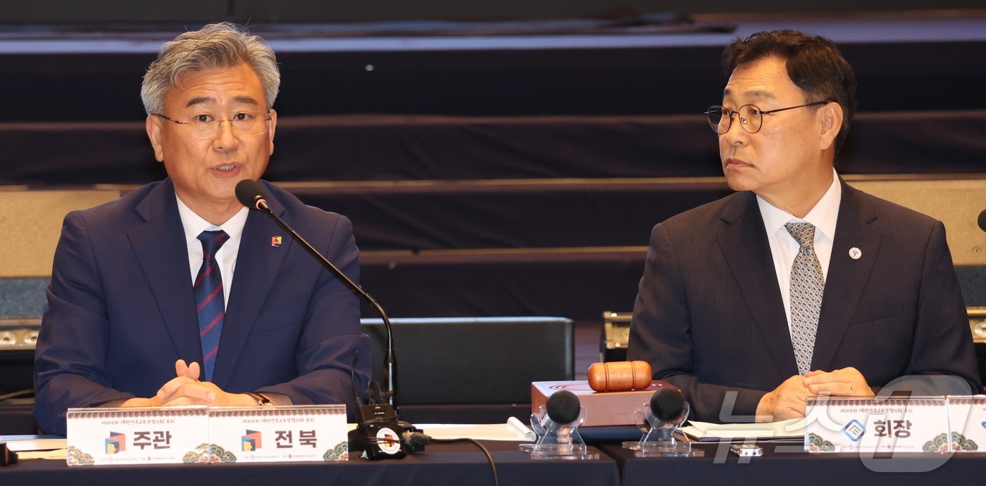 (전주=뉴스1) 유경석 기자 = 천호성 전북특별자치도 교육감이 15일 전북 전주시 더메이호텔에서 열린 제108회 대한민국교육감협의회 총회에서 인사말을 하고 있다. 2026.7.15 …