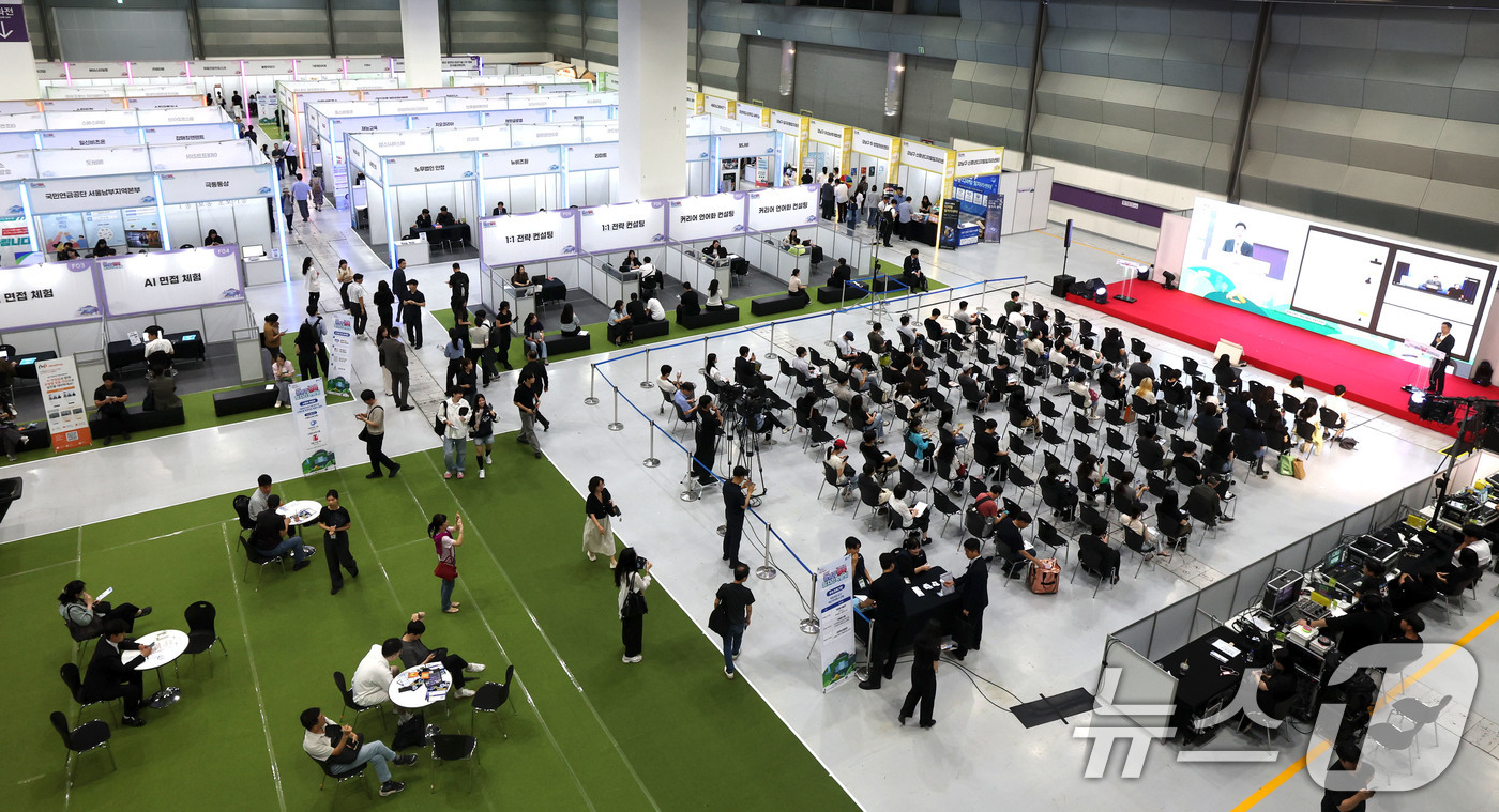 (서울=뉴스1) 이종수 기자 = 15일 서울 강남구 코엑스에서 열린 '2026 강남구 행복 일자리 박람회'에서 구직자들이 부스를 둘러보고 있다. 2026.7.15/뉴스1