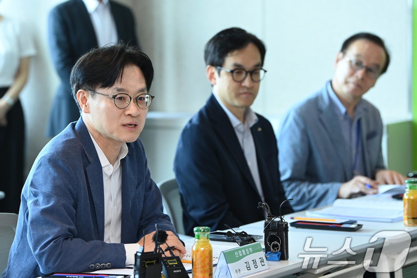 (서울=뉴스1) = 김정관 산업통상부 장관이 14일 오후 제주첨단과학기술단지에서 열린 제주 에너지혁신기업 간담회를 주재하고 있다. (산업통상부 제공. 재판매 및 DB금지) 2026 …