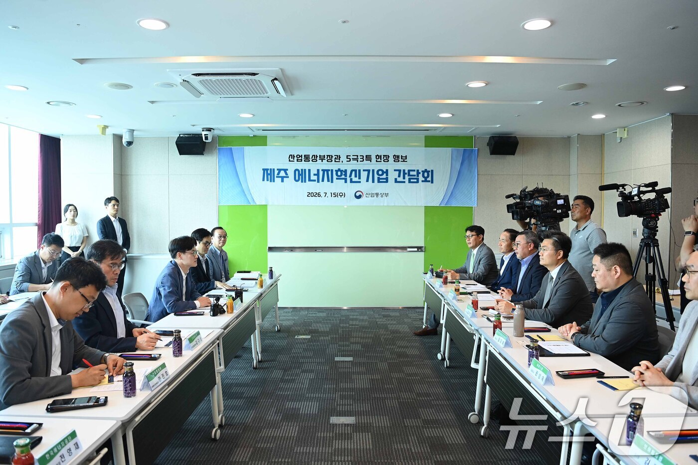 (서울=뉴스1) = 김정관 산업통상부 장관이 14일 오후 제주첨단과학기술단지에서 열린 제주 에너지혁신기업 간담회를 주재하고 있다. (산업통상부 제공. 재판매 및 DB금지) 2026 …