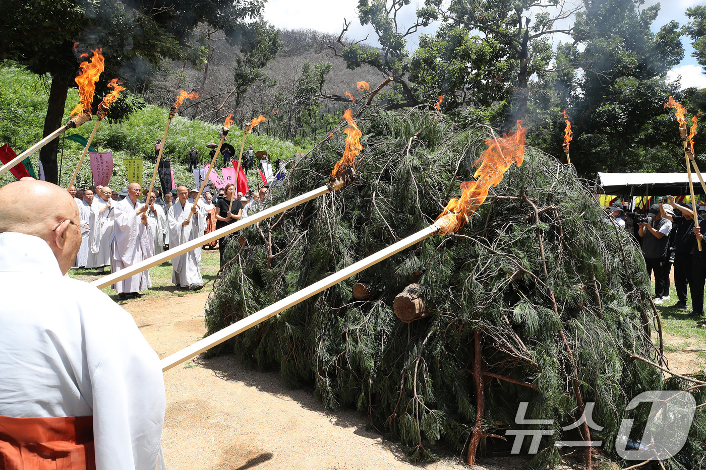 (의성=뉴스1) 공정식 기자 = 지난 11일 입적한 조계종 명예원로의원 현봉당 근일 대종사(영주 부석사 주지)의 다비식이 15일 경북 의성군 고운사에서 엄수되고 있다. 2026.7 …
