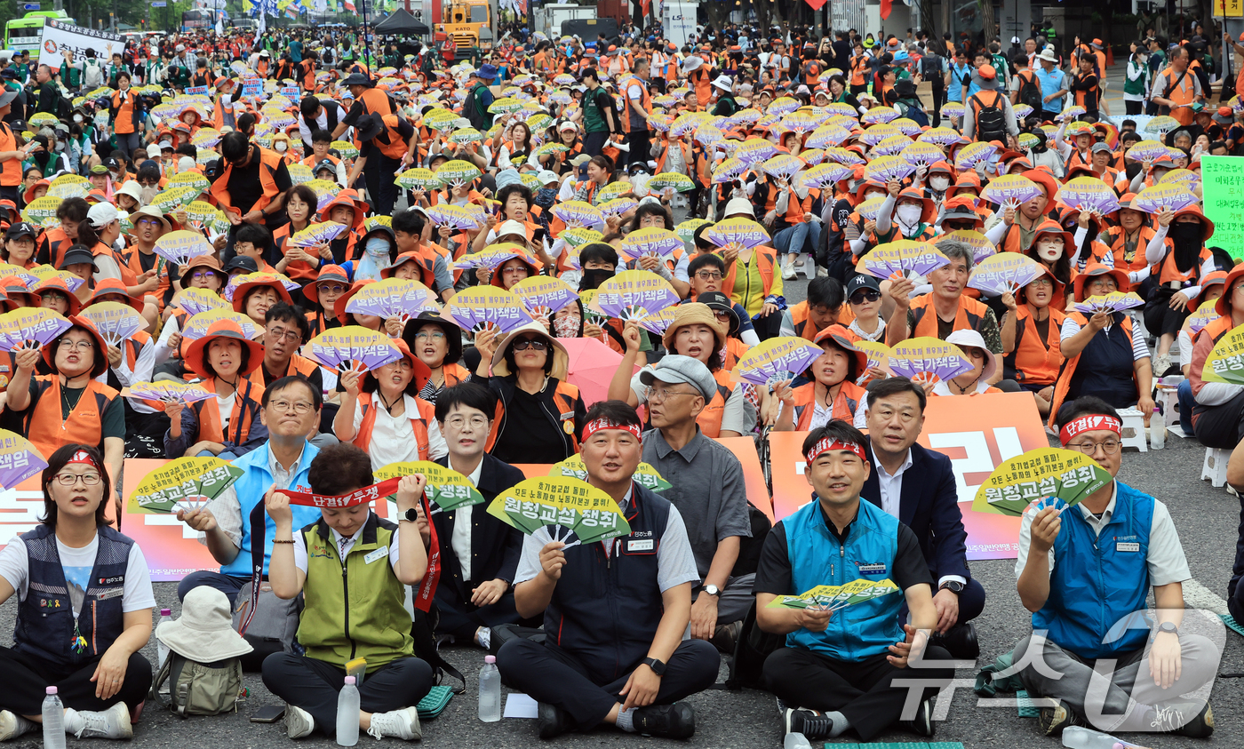 (서울=뉴스1) 이호윤 기자 = 양경수 민주노총 위원장과 민주노총 조합원들이 15일 서울 종로구 동화면세점 앞에서 열린 7·15 총파업대회에서 구호를 외치고 있다. 2026.7.1 …