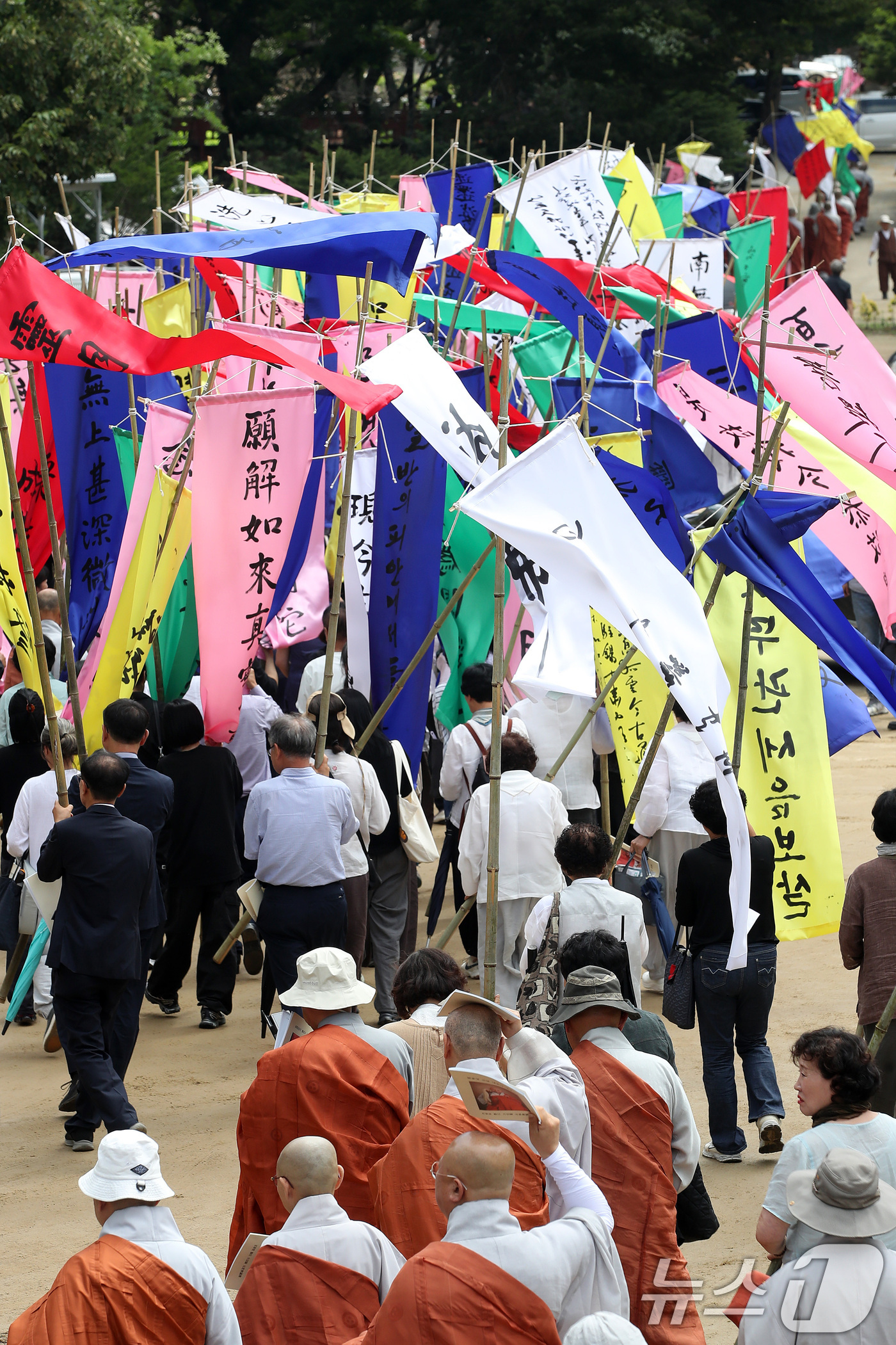(의성=뉴스1) 공정식 기자 = 지난 11일 입적한 조계종 명예원로의원 현봉당 근일 대종사(영주 부석사 주지)의 영결식이 15일 경북 의성군 고운사에서 엄수됐다.영결식을 마친 스님 …