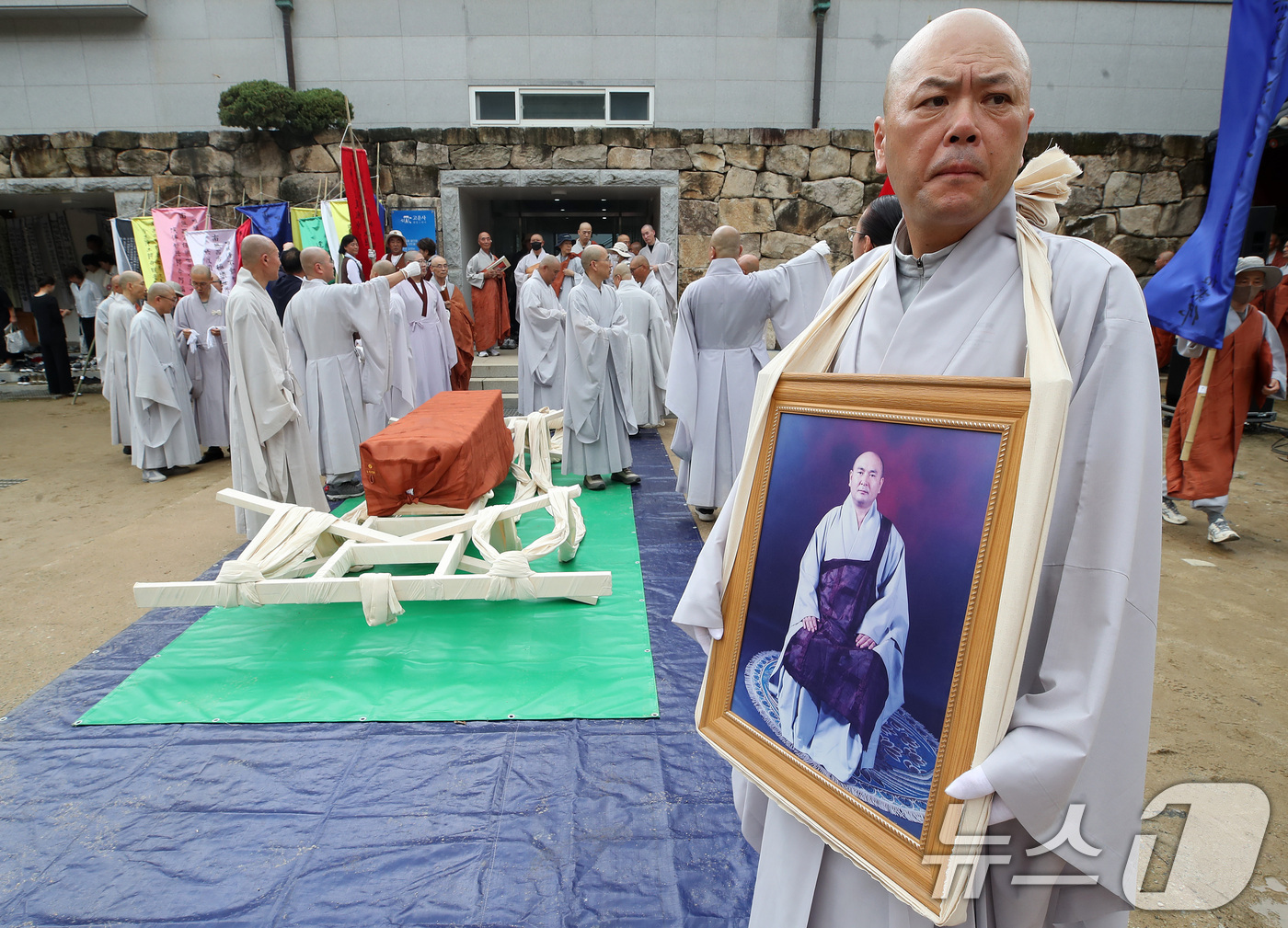 (의성=뉴스1) 공정식 기자 = 지난 11일 입적한 조계종 명예원로의원 현봉당 근일 대종사(영주 부석사 주지)의 영결식이 15일 경북 의성군 고운사에서 엄수됐다.영결식을 마친 스님 …