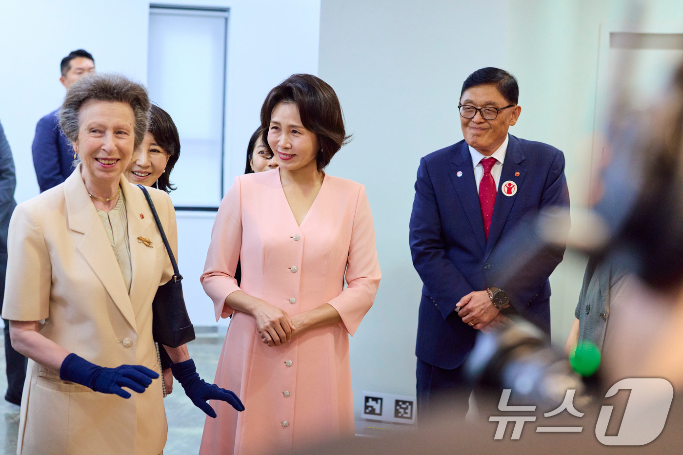 (서울=뉴스1) 허경 기자 = 김혜경 여사와 영국 찰스 3세 국왕의 여동생인 앤 공주가 15일 서울 마포구 세이브더칠드런 코리아를 방문해 전시물을 둘러보고 있다. (청와대 제공. …