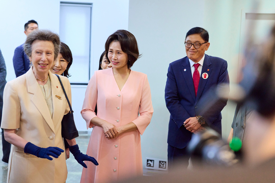 김혜경 여사, 英 앤 공주와 세이브더칠드런 방문…아동권리 협력 강화