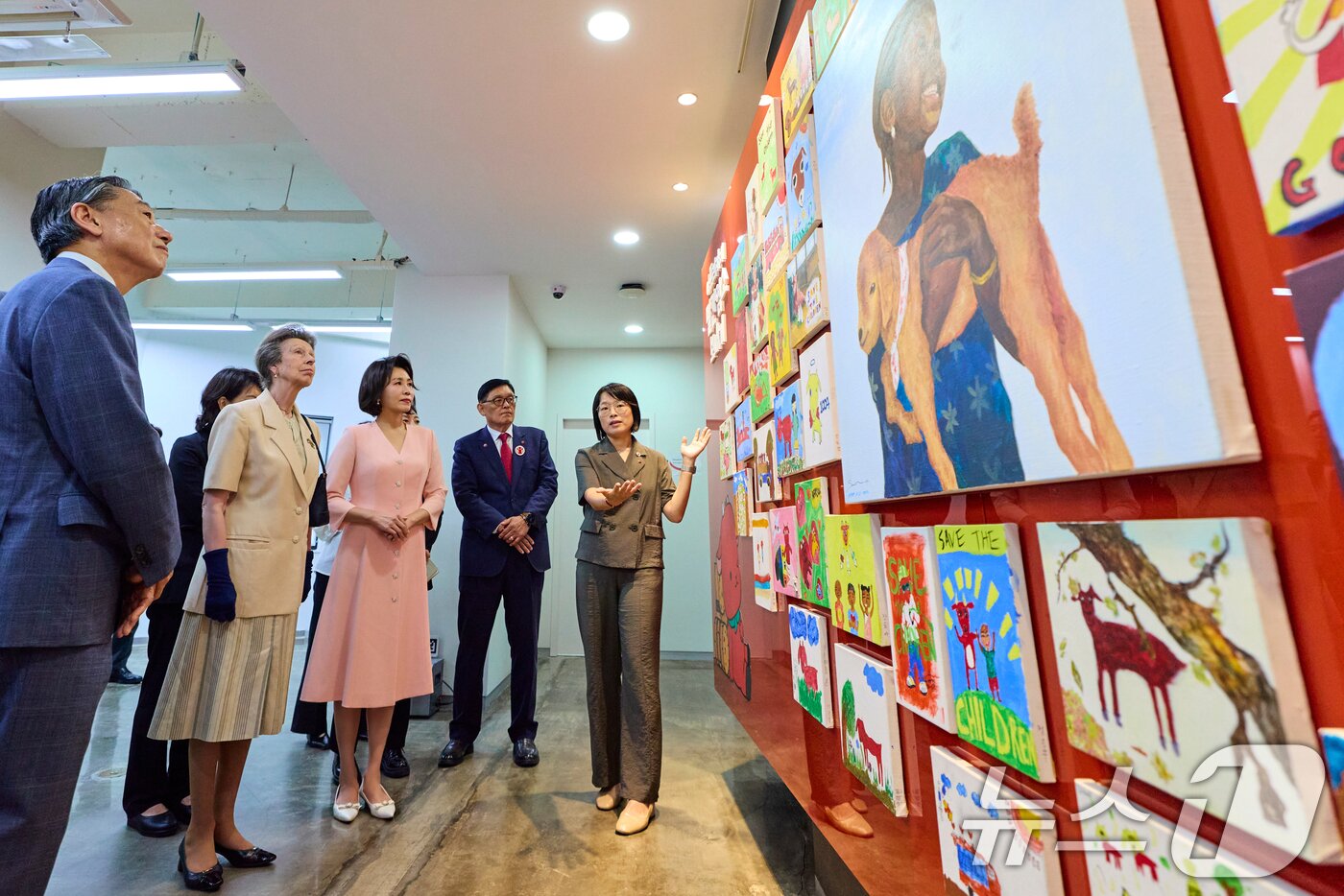 본문 이미지 - 김혜경 여사와 영국 찰스 3세 국왕의 여동생인 앤 공주가 15일 서울 마포구 세이브더칠드런 코리아를 방문해 전시물을 둘러보고 있다. (청와대 제공. 재판매 및 DB 금지) 2026.7.15 ⓒ 뉴스1 허경 기자