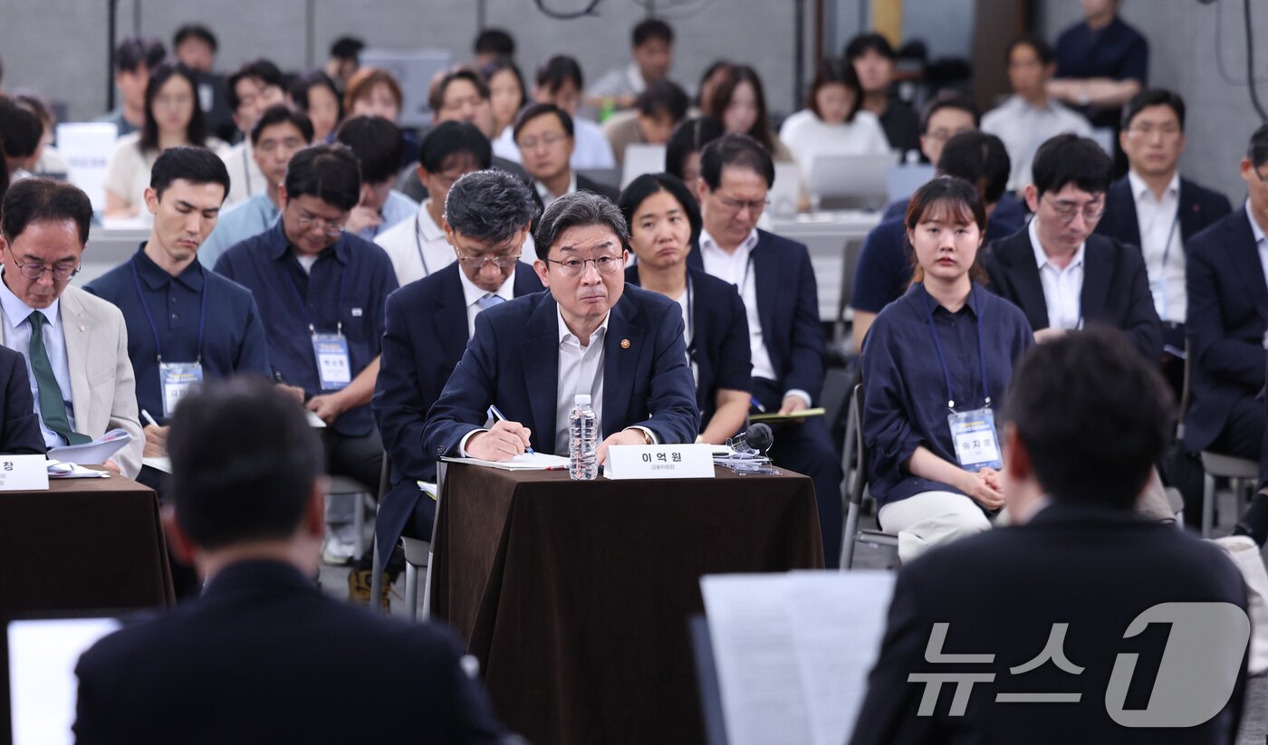 본문 이미지 - 이억원 금융위원장이 15일 서울 중구 은행회관 국제회의실에서 열린 부동산 금융정책 국민의견 경청 토론회에서 패널 토론을 경청하고 있다. 2026.7.15 ⓒ 뉴스1 박지혜 기자