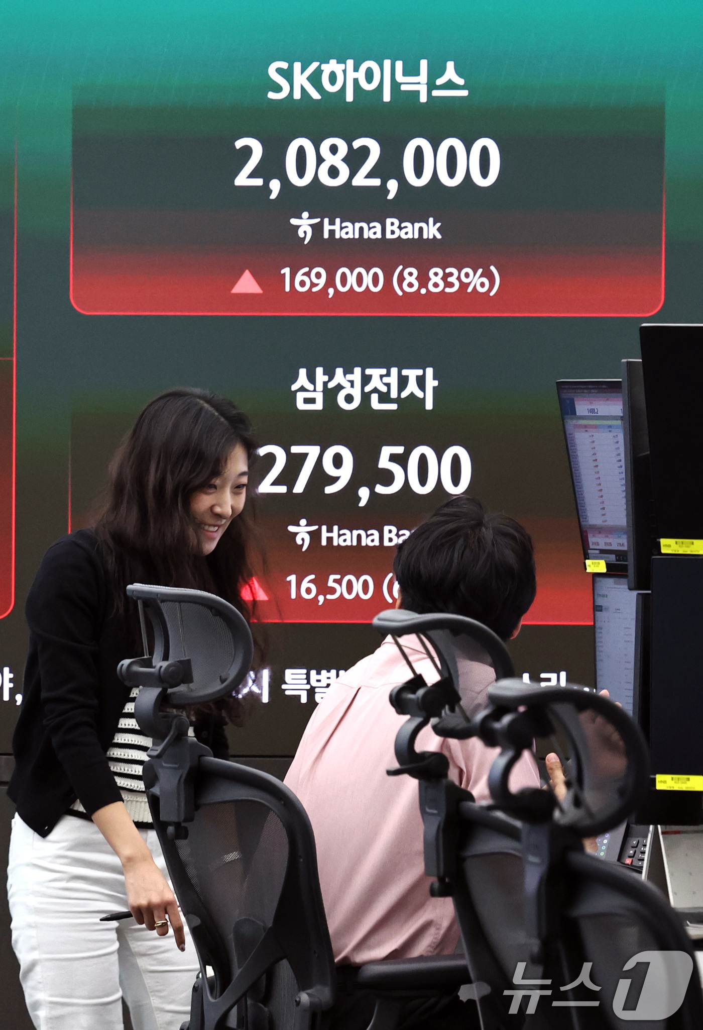 (서울=뉴스1) 구윤성 기자 = 15일 오후 서울 중구 하나은행 딜링룸 전광판에 삼성전자와 SK하이닉스 종가가 나타나고 있다.이날 코스피는 외국인의 대규모 매수세에 힘입어 전 거래 …