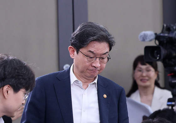 입장하는 이억원 금융위원장