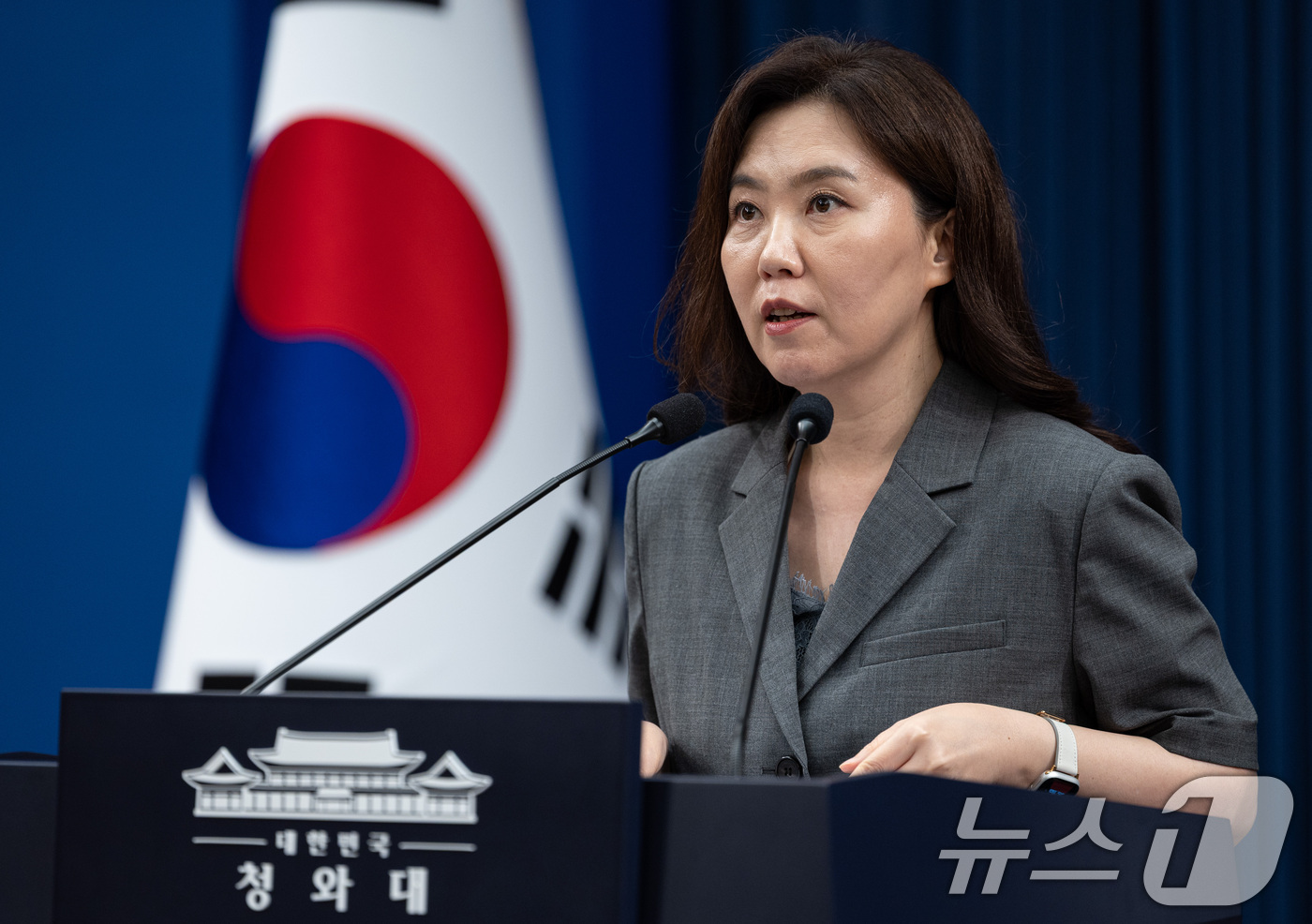 (서울=뉴스1) 이재명 기자 = 강유정 수석대변인이 15일 청와대 춘추관에서 이재명 대통령 지시사항 관련 브리핑을 하고 있다. 2026.7.15/뉴스1